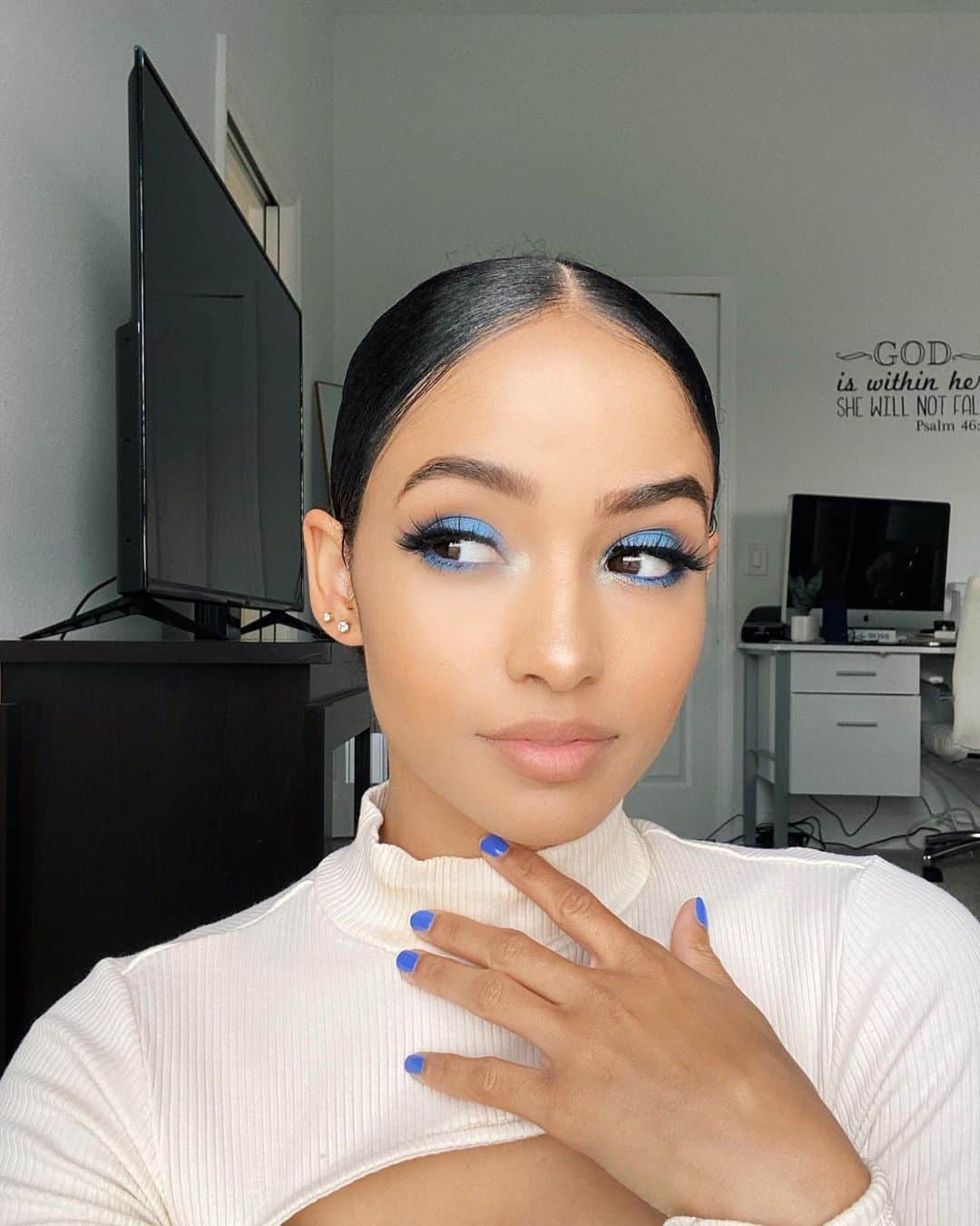ケイラ・フィリップスのインスタグラム：「Makeup by me! How’d I do?🦋」