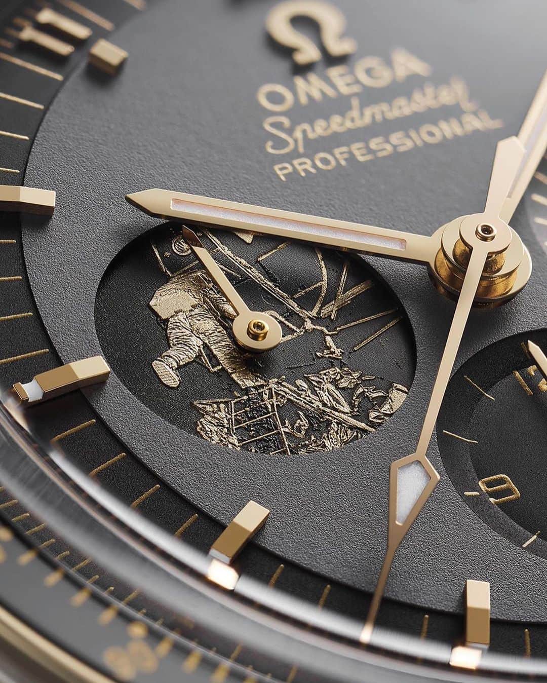 Daily Watchさんのインスタグラム写真 - (Daily WatchInstagram)「The 2019 Omega Speedmaster celebrating the 50th Anniversary of the Apollo 11 moon landing. A limited edition of 6969 pieces. What do you think about this model? Unboxing video by @champsg. Wristroll and caseback shot by us #Omega #OmegaWatches」4月10日 5時17分 - dailywatch