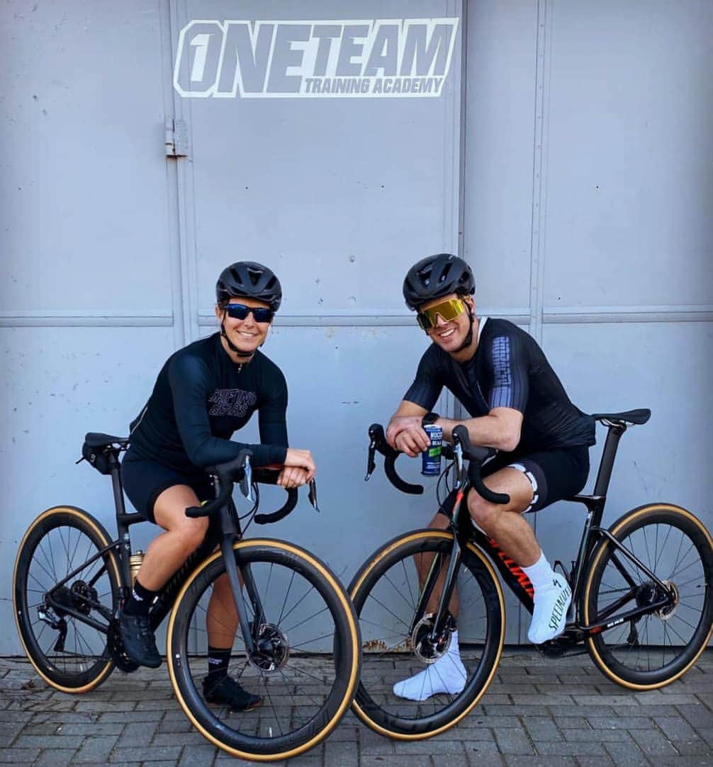 キルステン・フリプケンスのインスタグラム：「🚲 🤟  #quaranteam #quarantraining #oneteam」