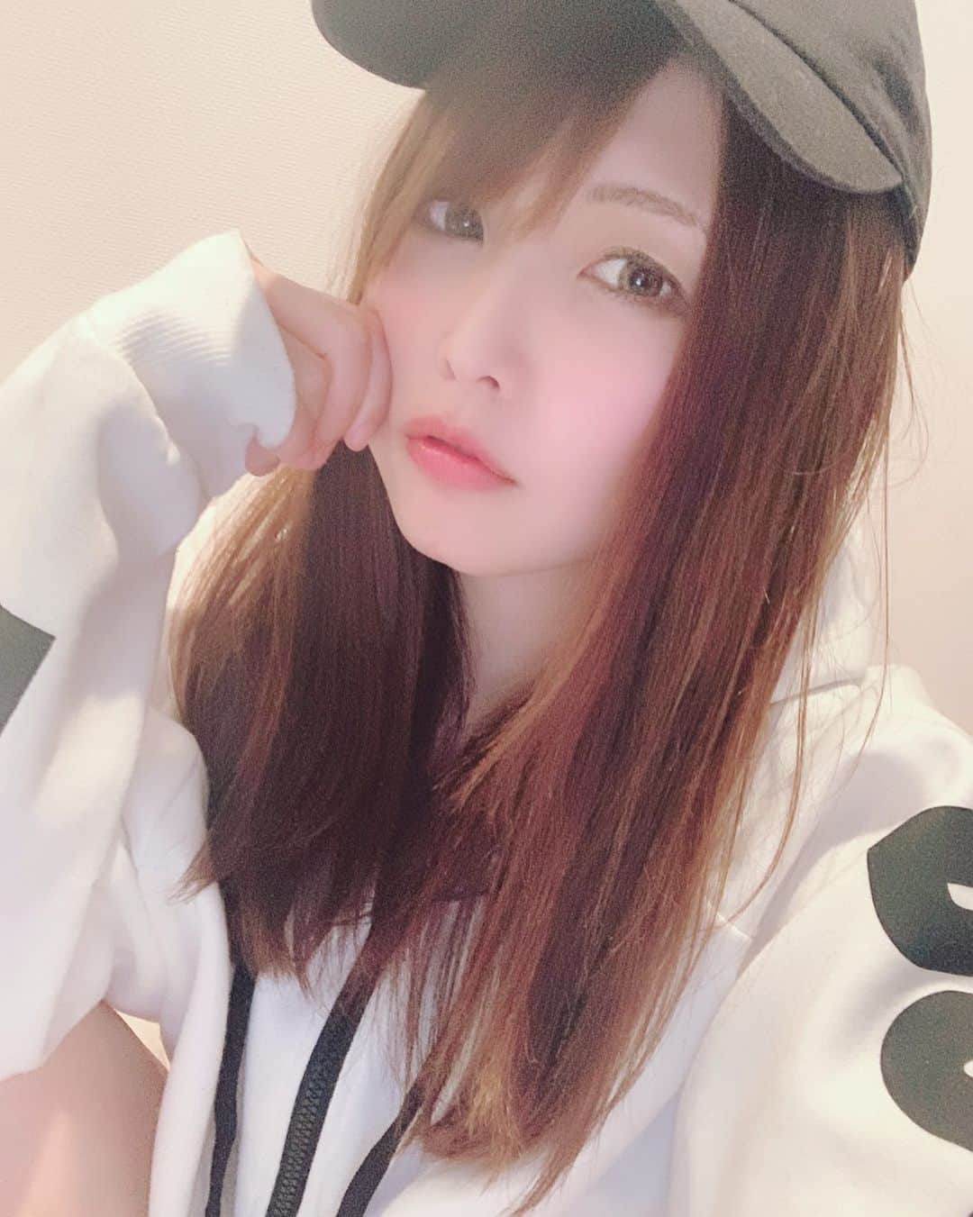 新村あかりのインスタグラム：「動画配信たくさん見てくれてありがとう！ 日本語しか話せなくてごめんなさい(_ _).｡o○ ↓ってことを色んな国の言葉に翻訳してみたんですけどGoogle翻訳なので間違ってたらごめんなさい。  Thank you for watching a lot of video distribution Sorry i can only speak japanese  동영상 전달 많이 찾아 주셔서 감사합니다 일본어 밖에 할 수 없어 미십시오  感谢您收看很多视频 对不起，我只会说日语  感謝您收看很多視頻 對不起，我只會說日語  Gracias por ver mucha distribución de video. Lo siento, solo puedo hablar japonés  Terima kasih telah menonton banyak distribusi video Maaf saya hanya bisa berbahasa Jepang  Grazie per aver guardato molta distribuzione video Mi dispiace, posso solo parlare giapponese  Vielen Dank, dass Sie sich viele Videos angesehen haben Entschuldigung, ich kann nur Japanisch sprechen  Спасибо за просмотр видео Извините, я могу говорить только по-японски  ဗီဒီယိုဖြန့်ဝေခြင်းများစွာကြည့်ခြင်းအတွက်ကျေးဇူးတင်ပါသည် တောင်းပန်ပါတယ်။ ကျွန်ုပ်ဂျပန်စကားသာပြောနိုင်ပါတယ်」