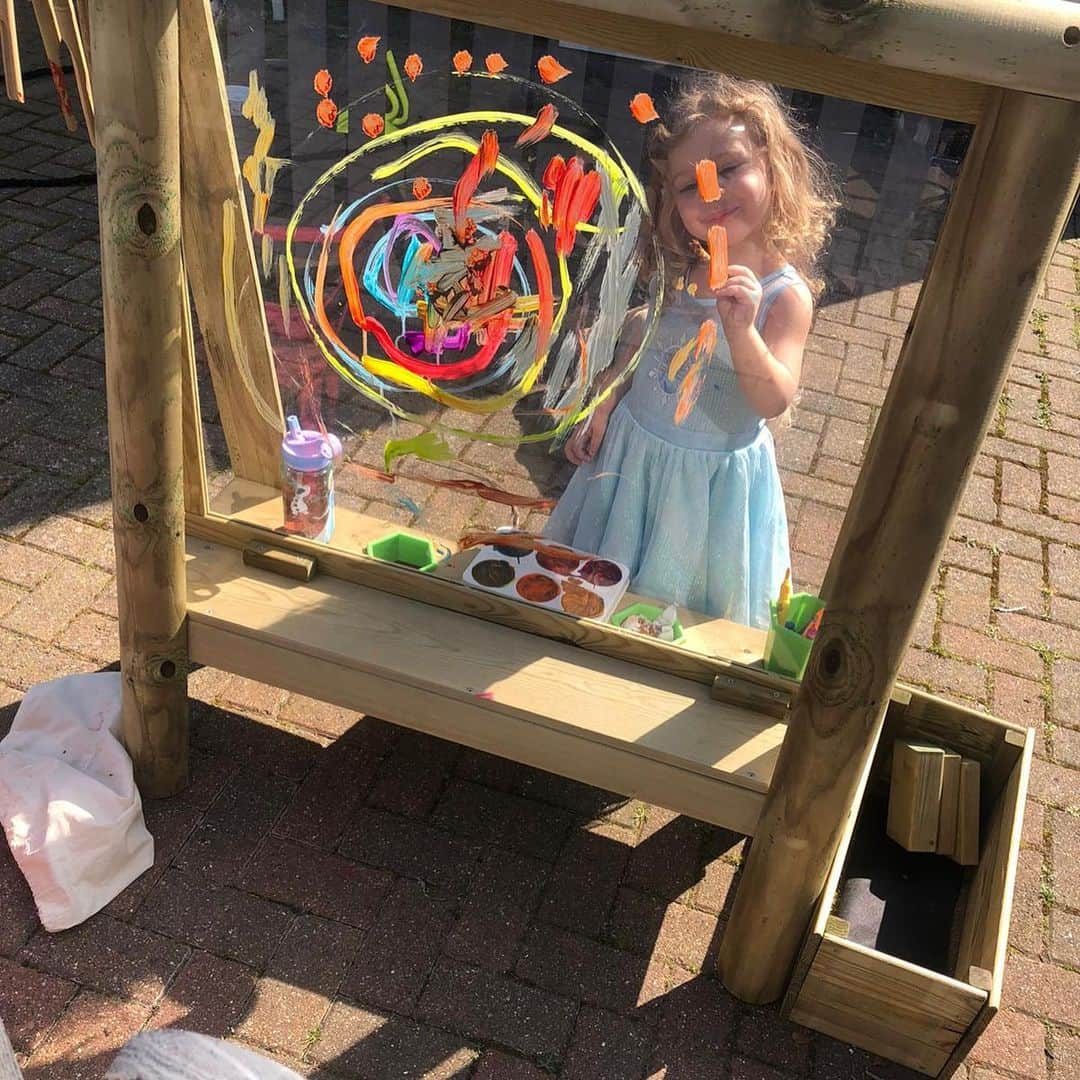 アントン・ファーディナンドさんのインスタグラム写真 - (アントン・ファーディナンドInstagram)「Just a normal quarantine Thursday in the Ferdinand house Lilah painting Flynn writing a story then getting a half volley lesson #stayhome #staysafe #helpthenhs #helptherealheros」4月10日 5時34分 - anton_ferdinand5