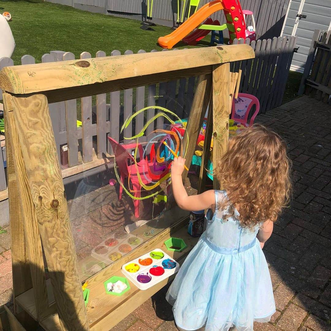 アントン・ファーディナンドさんのインスタグラム写真 - (アントン・ファーディナンドInstagram)「Just a normal quarantine Thursday in the Ferdinand house Lilah painting Flynn writing a story then getting a half volley lesson #stayhome #staysafe #helpthenhs #helptherealheros」4月10日 5時34分 - anton_ferdinand5