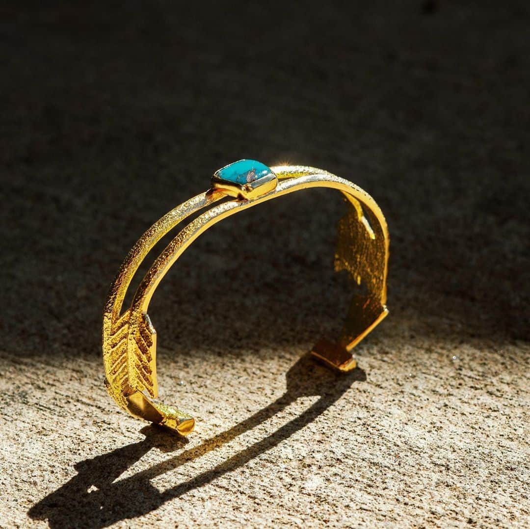 コディ サンダーソンのインスタグラム：「1 of 1 Twin Arrow Cuff ( CS x @olinjewelry ) 18k tufa cast with bisbee turquoise on site and available now! #codysanderson #olintsingine」