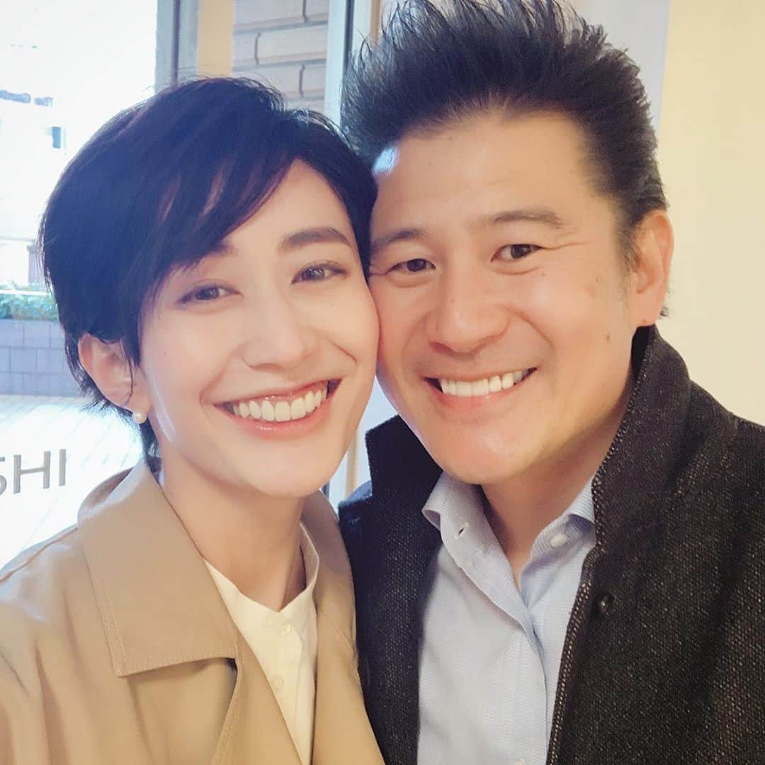 小堀ケネスのインスタグラム：「Hi Everyone.  Please stay safe! 皆さまご無沙汰してます！ 最近インスタを更新できなくて心配かけてすいません！ 鬼ママとは仲良くやってますよ。😊 皆さまも気をつけて安全でいてくださいね！  #notdrunk #littledean #mommy #daddy #prayfortheworld #鬼ママ　#パパ#ディーン君  @mariakamiyama」
