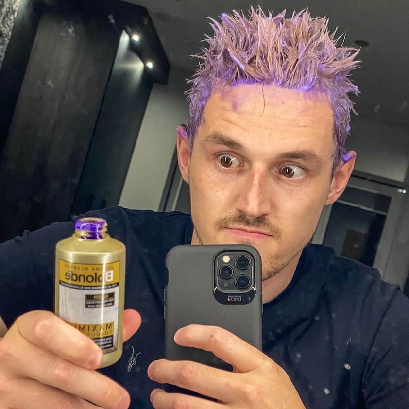 トム・キャセルのインスタグラム：「Maybe I should’ve read the label.. 😳」
