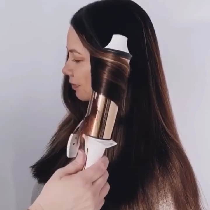 Target Styleのインスタグラム：「That barely-there bend brought to you by @kristin_ess! ➰⁣⁣ ⁣⁣ After a quick easy blowout, bend the ends with Kristin's 2” Curling Iron. Alternate directions as you are bending, section to section. ✨」