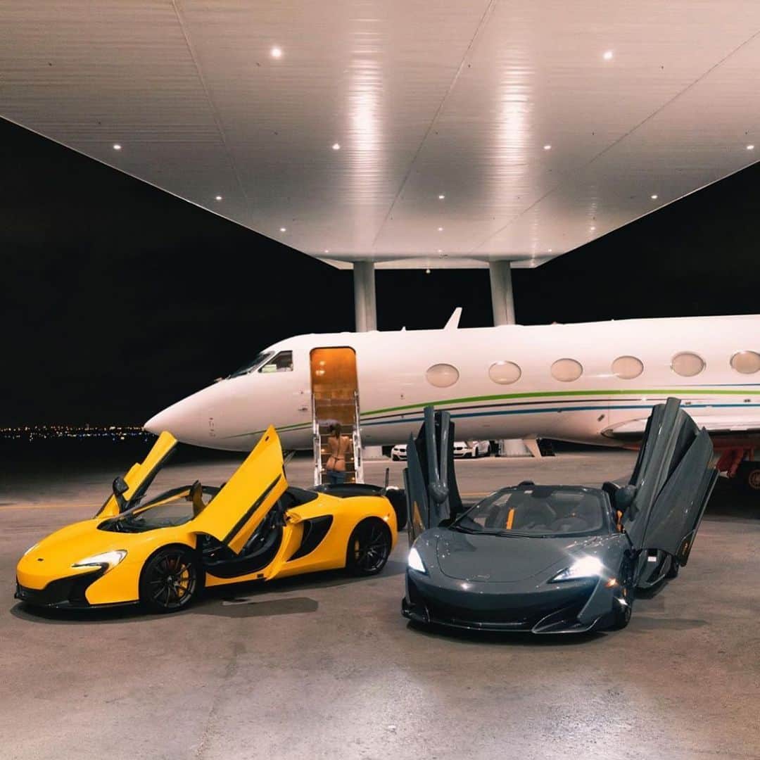 Dirk A. Productionsのインスタグラム：「The camera zoom wasn’t working... Zoom in for a treat and then tell me what’s your pick 😈😂🏁 #McLaren #650S #570S #Jet #Exotic #PrivateJet #Luxury #LifeIsGood #Supercars #Pic @mphclub」