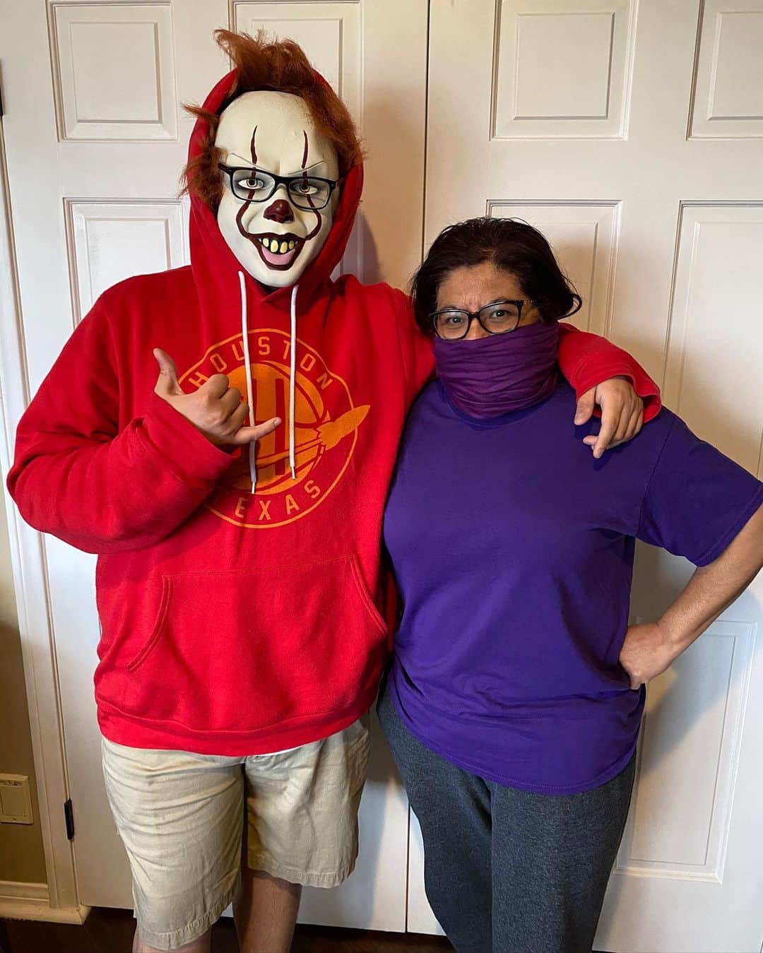 リコ・ロドリゲスのインスタグラム：「The CDC recommends that when going outside you need to wear a face mask... Safe to say my mom and I are prepared 💪🏽💪🏽」