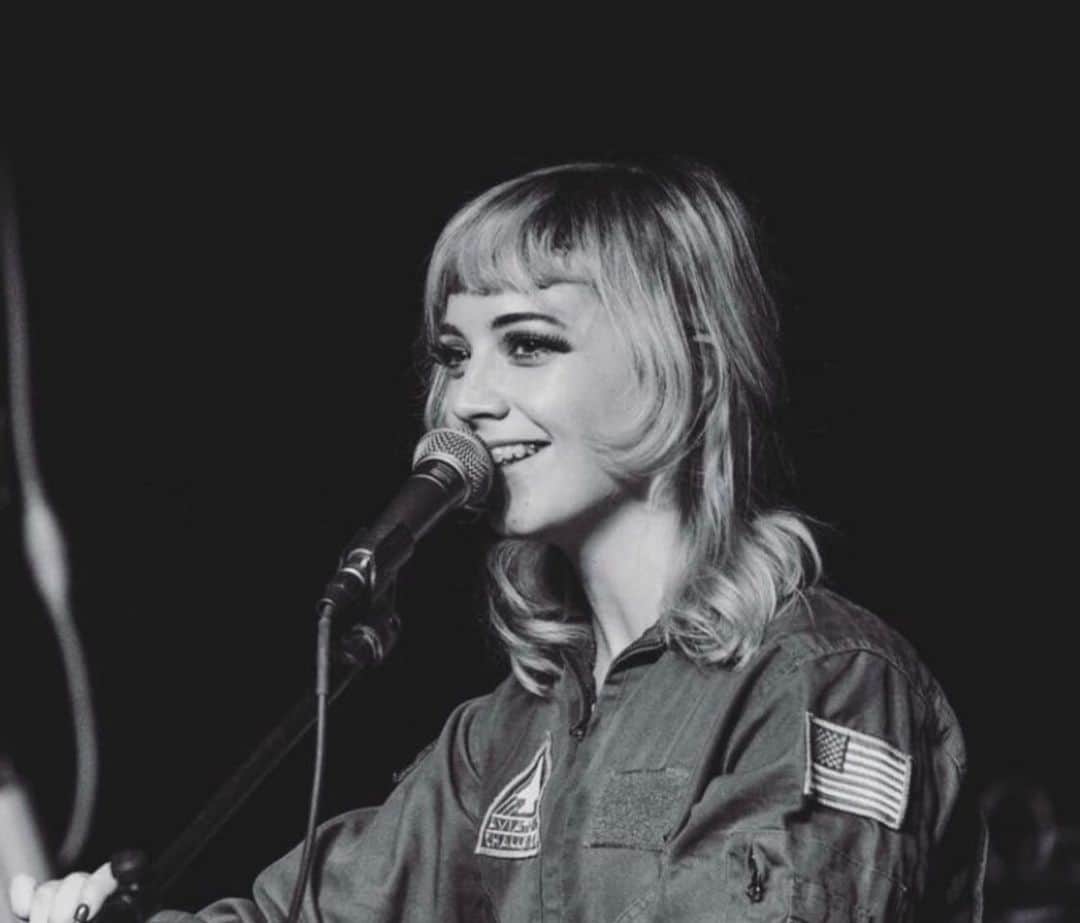 Computer Magicのインスタグラム：「rare smilin’ pic #tourlife #braces」