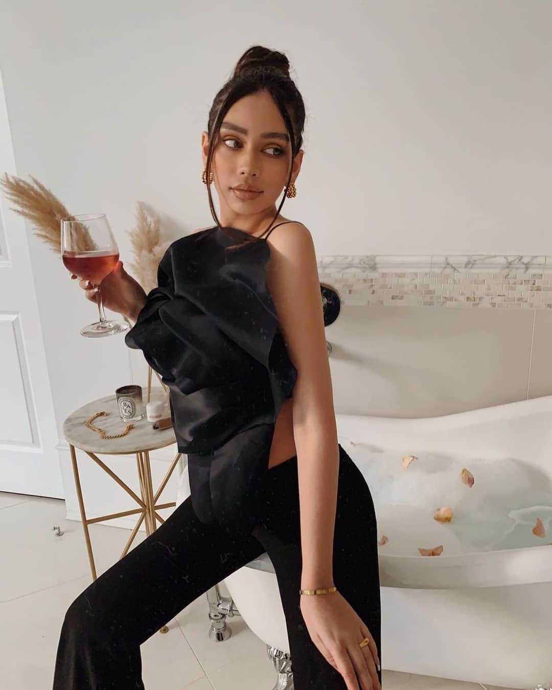 JANICE JOOSTEMAさんのインスタグラム写真 - (JANICE JOOSTEMAInstagram)「I like water, fermented with grapes, I like wine. 🍷 wearing @cultgaia #cultgaialetsdance」4月10日 6時55分 - janicejoostemaa