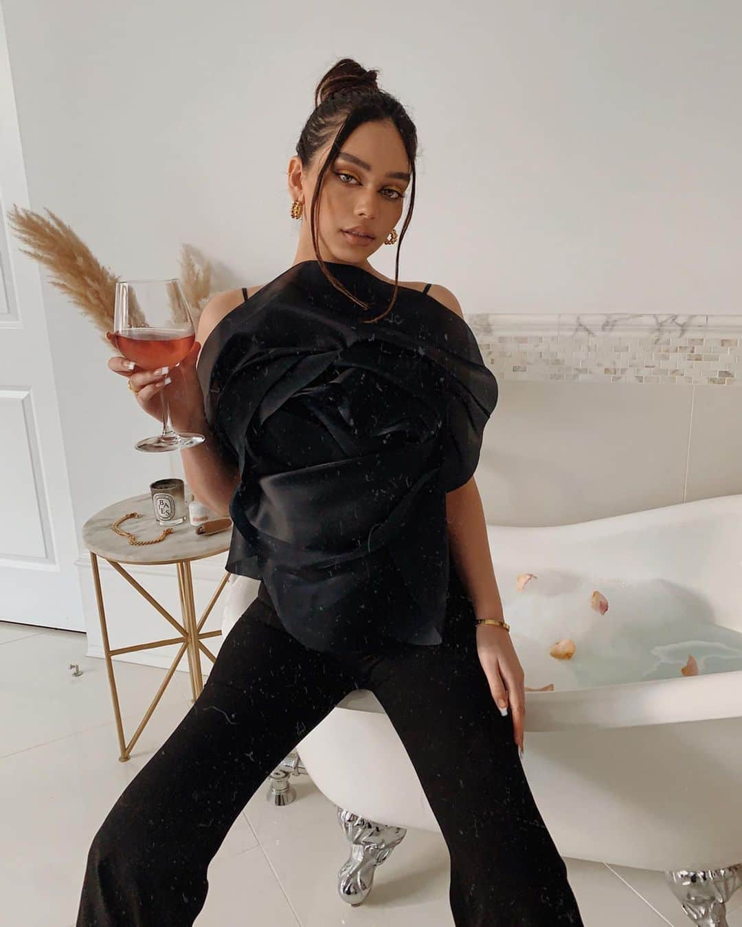 JANICE JOOSTEMAさんのインスタグラム写真 - (JANICE JOOSTEMAInstagram)「I like water, fermented with grapes, I like wine. 🍷 wearing @cultgaia #cultgaialetsdance」4月10日 6時55分 - janicejoostemaa