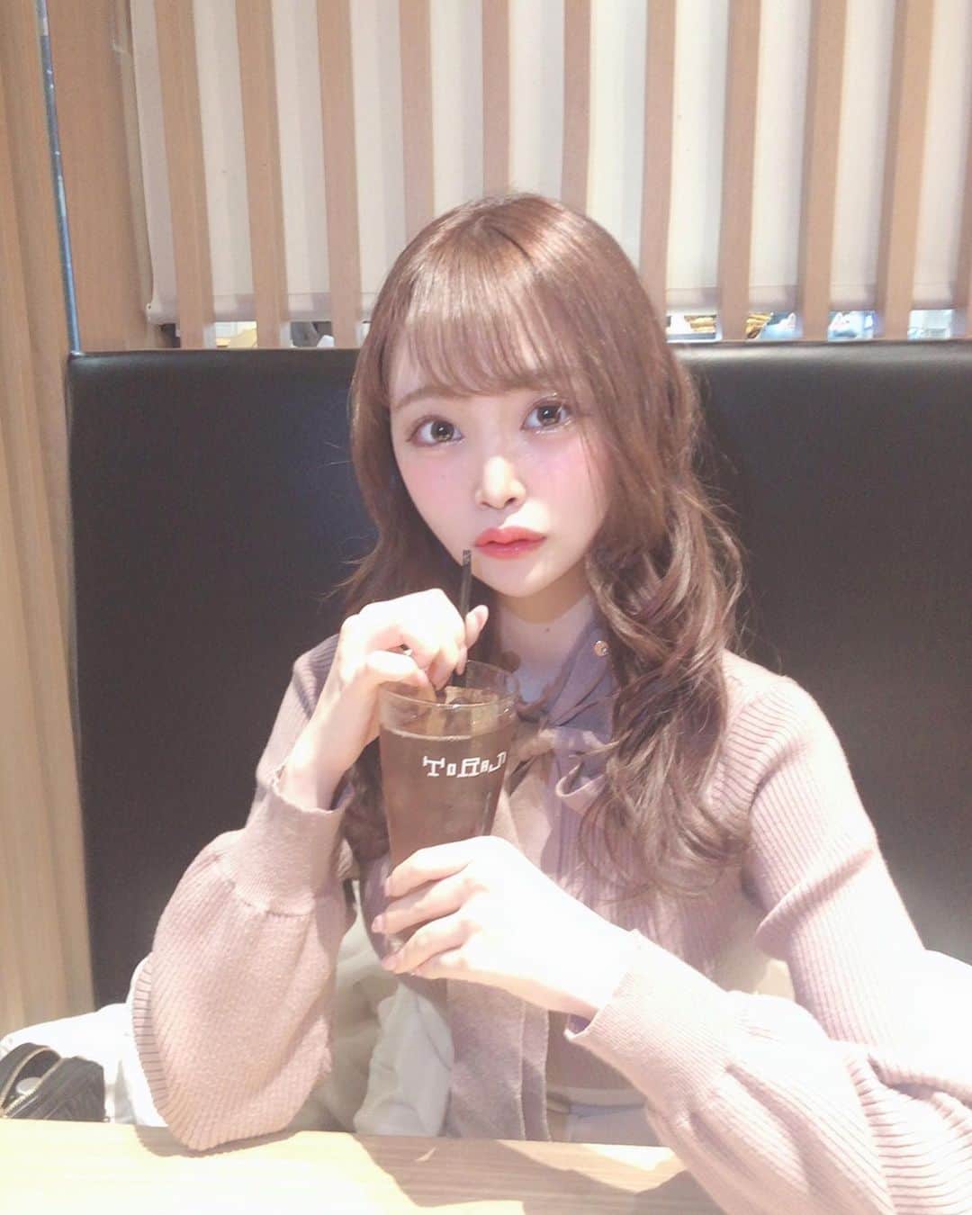 鳥海絢菜のインスタグラム：「はやく気軽に外食出来るようになって欲しいなぁ😔💦 ・ ・ 近々着なくなったお洋服をメルカリしようと思ってるよん⋈*.。 ・ ・ #おうち時間 #ひま #荒野行動  しかしてない  #make #code #ootd #fashion #jillstuart #food」