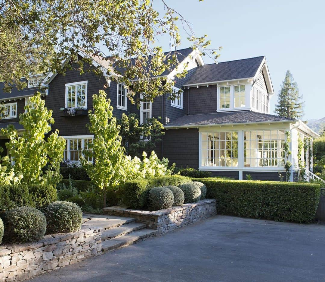 ELLE DECORさんのインスタグラム写真 - (ELLE DECORInstagram)「Paned windows fill this refurbished California home with light, creating a sense of harmony with its environment. After a fire forced one family to completely rebuild their Portola Valley home, famed interior designer @markdsikes was commissioned to revive the space, and their spirits. Click the link in bio for the full tour, as seen in our March 2019 issue. Photography by @dominiquevorillon」4月10日 7時11分 - elledecor