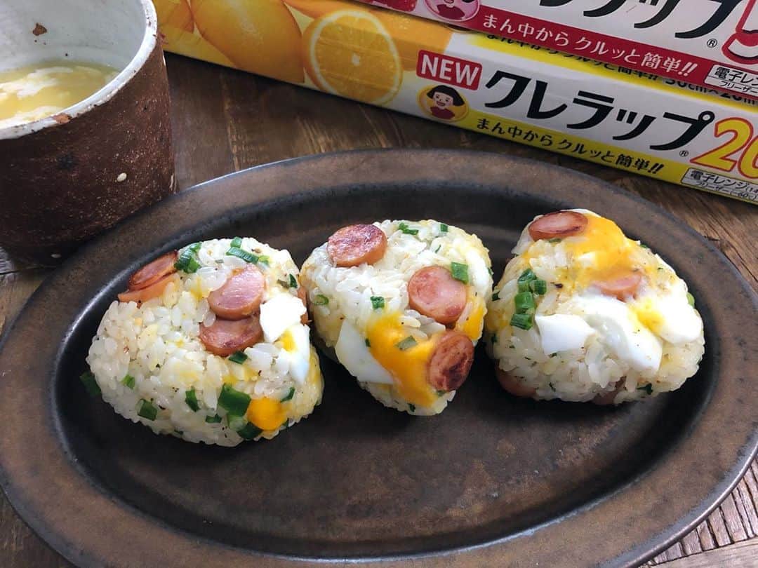 にぎりっ娘。のインスタグラム：「#ごちそうおにぎり　な朝ごはん。 ・ 具はウインナー、茹で卵、青ネギ。 味付けは、茅乃舎だし、薄口醤油、ブラックペッパー。 ・ ブラックペッパー強めに効かせて大人味に。 ・ クレハ「NEWクレラップ」をモニタープレゼントしていただきました。 #私はクレラップ派 ・ クレハ✖️フーディーテーブルのコラボ広告企画に参加しています。 ・ #おにぎりとクレラップ #クレライフ #フーディーテーブル #フーディストモニター」