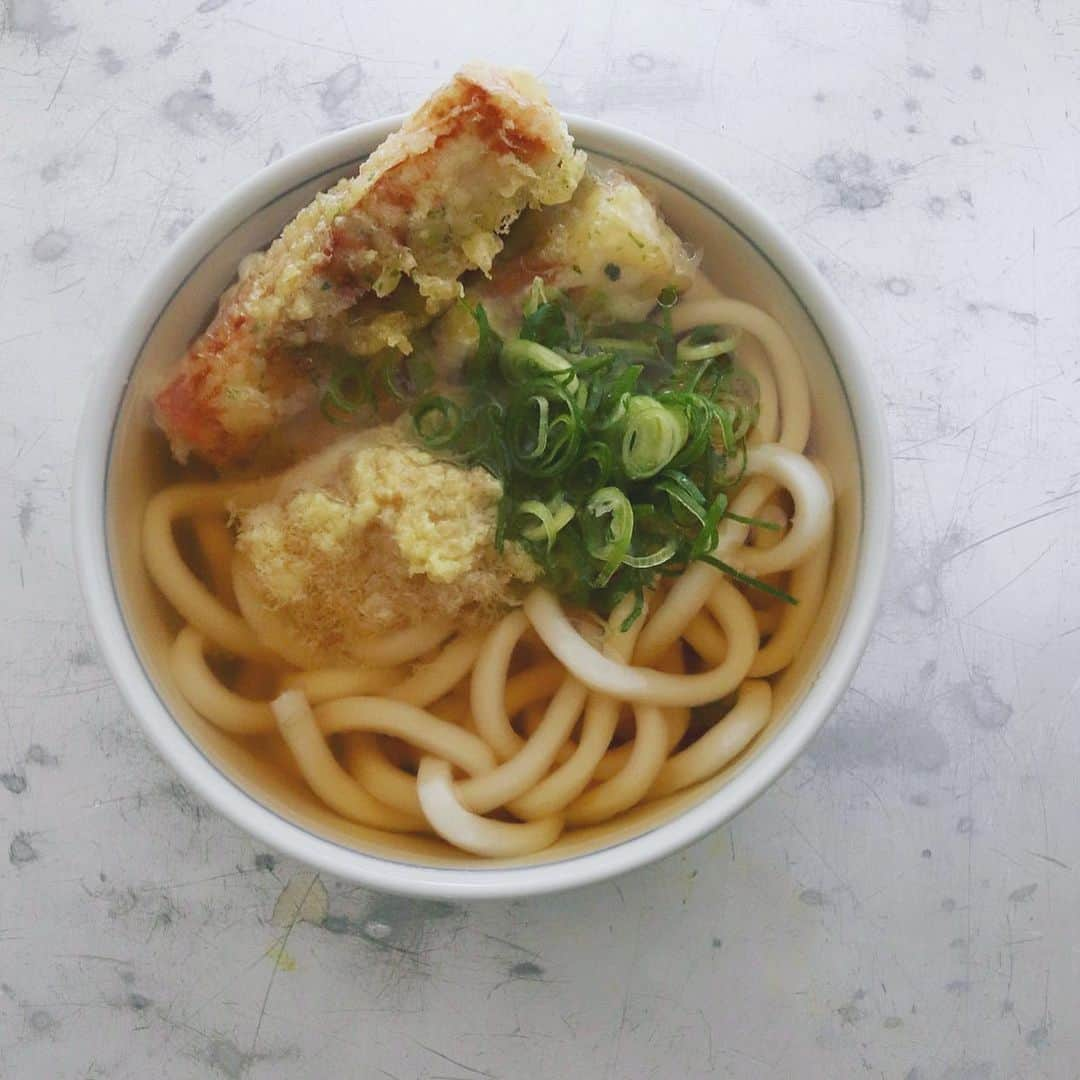 樋口正樹さんのインスタグラム写真 - (樋口正樹Instagram)「Breakfast Udon . 朝から熱々のうどん。 ちくわ天のダブルと、 おろし生姜を多めで。 . . #うどん #朝うどん #ちくわ天 #生姜たっぷり #饂飩 #Udon #udonnoodles #tempuraudon #japanesenoodles #樋口さんちで麺類」4月10日 7時36分 - higuccini