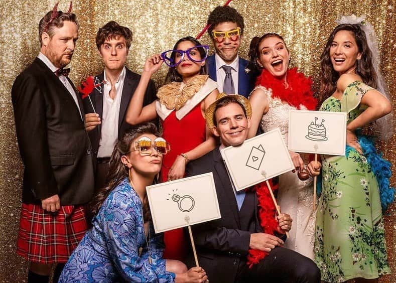 サム・クラフリンのインスタグラム：「The wait is almost over. One more sleep. ‘Love Wedding Repeat’ is on @netflix tomorrow 👍🏻 @netflixuk @tempo_productions @oliviamunn @weemissbea @eleanortomlinson @freidapinto @timkeypoet @seapa220 @joel_fridays #jackfarthing」