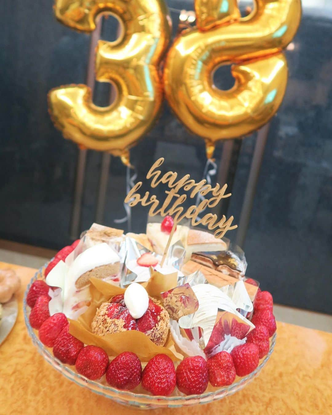 Mai Wakimizuさんのインスタグラム写真 - (Mai WakimizuInstagram)「昨夜は主人の38回目のお誕生日をお祝いしました＼(^o^)／毎年外食だけで簡単に終わらせていたけど(笑)、今年はおうち時間♡姪っ子も参加してくれたので、喜んでくれそうな物を考えながら楽しく準備出来ました♡バルーンやthreem @threem.officialのhappybirthdayトッパーで飾り付け♡私達はお気に入りのパラコードパーカー @linkable_officialをお揃いで着ました♡ワイワイとケーキにドーナツに食べ過ぎた。笑 #happybirthday#stayhome#おうち時間」4月10日 7時57分 - wakkin__m