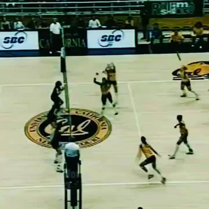 ミア・イエルコフのインスタグラム：「I got this video from a really great @calvolleyfan... I will never forget this game 🔥🤣 and how everyone rushed the court at the end of the game. 🔥🔥🔥 #volleyball #cal-stanford」