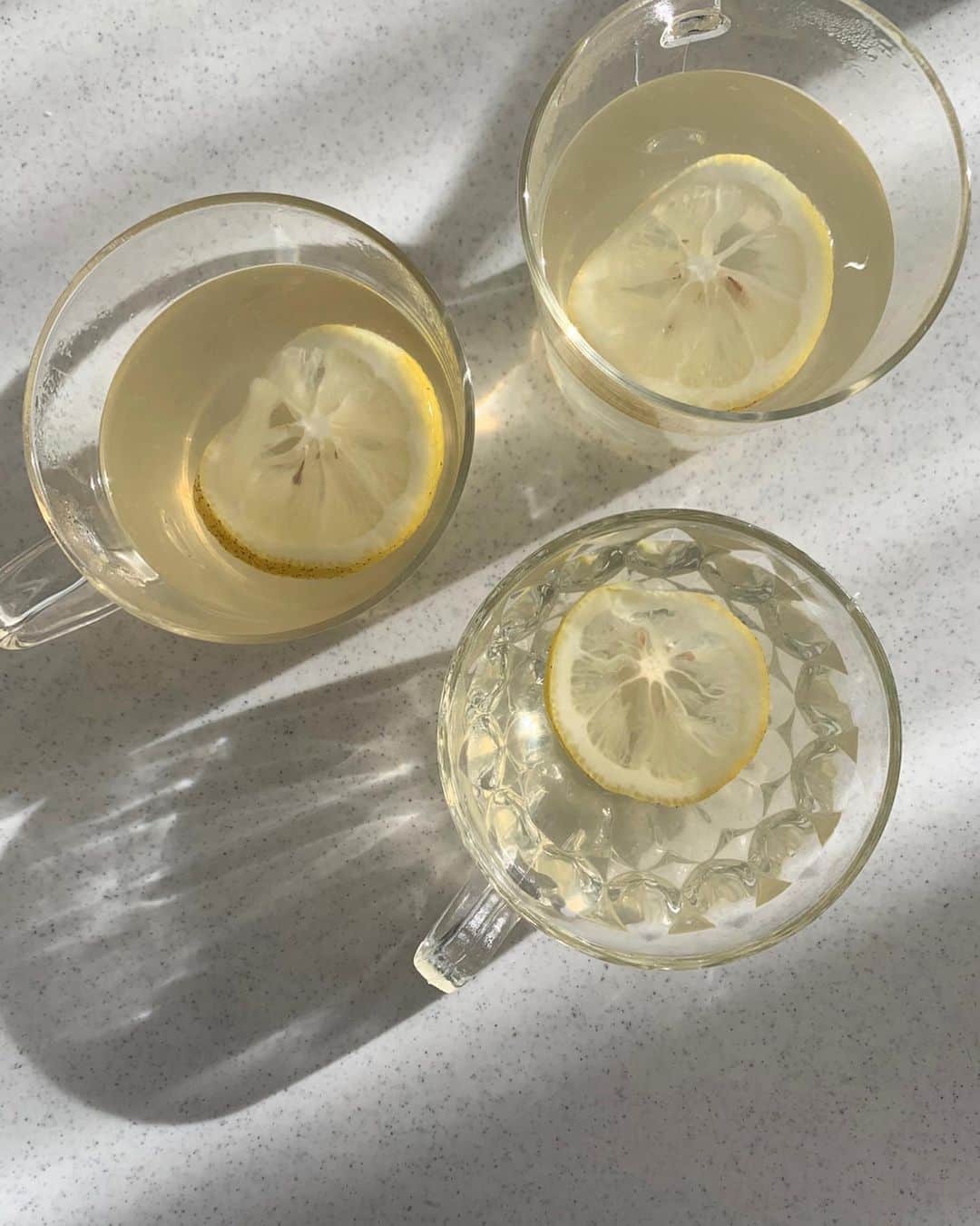 AYUMIさんのインスタグラム写真 - (AYUMIInstagram)「朝の白湯生活。子どもたちにも 飲んでもらいたくて、レモンをいれたり rawハチミツもいれてみたり☀️ . アーユルヴェーダでの教えで エネルギーアップしたい時 はレモンや蜂蜜をプラス すると良いみたい🍋🍯 味は蜂蜜レモン☺️ . . #AYUMIご飯 #白湯 #organiclemmon  #rawhoney  #アーユルヴェーダ #朝時間」4月10日 8時06分 - ayumiayunco