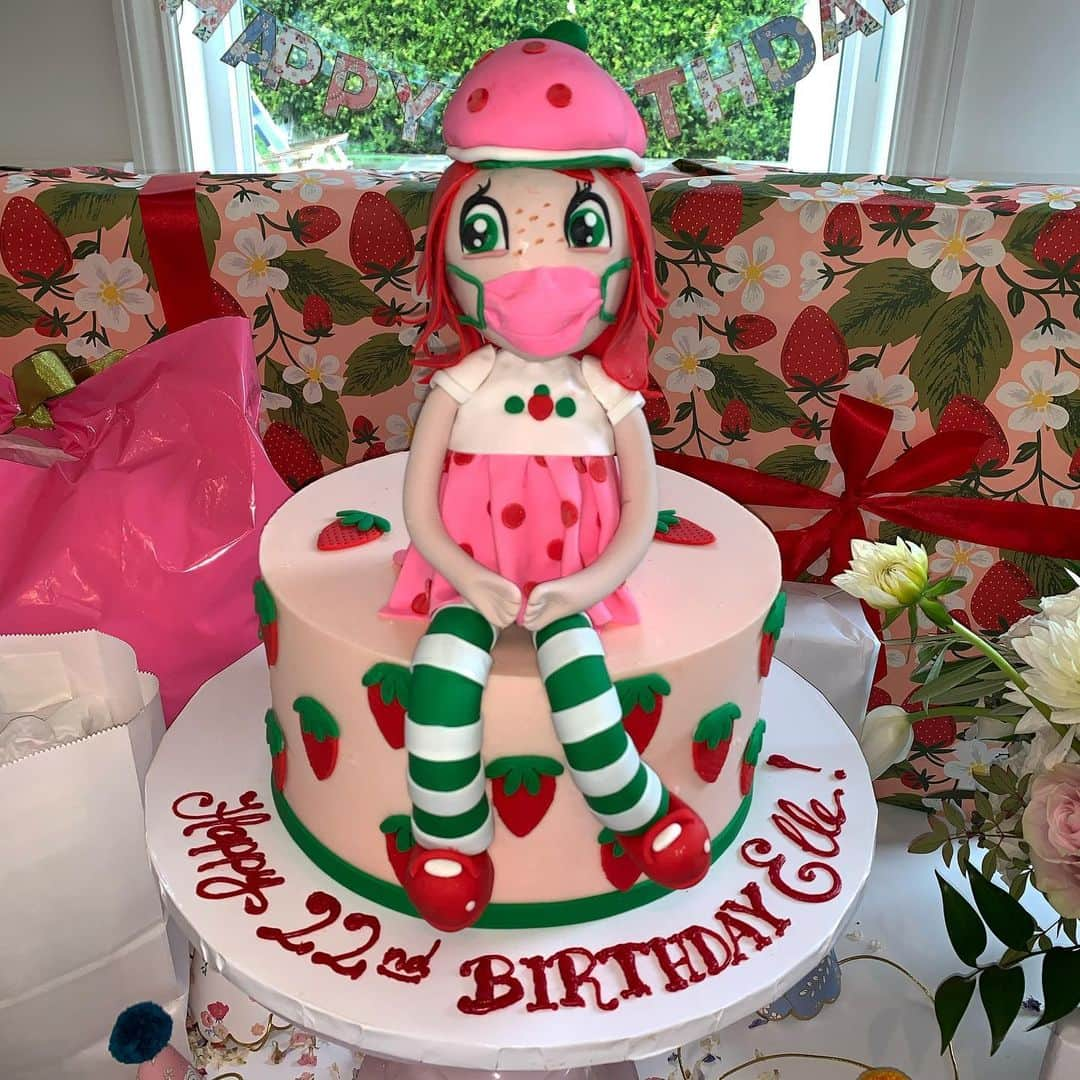 エル・ファニングさんのインスタグラム写真 - (エル・ファニングInstagram)「Anyone who knows me knows I loooove  strawberries! My mom surprised me with the cutest most hilarious cake all thanks to @bigsugarbakeshop! Strawberry Shortcake celebrates her birthday in style, even during a pandemic! 🍓🍓🍓🍓🍓🍓」4月10日 8時07分 - ellefanning