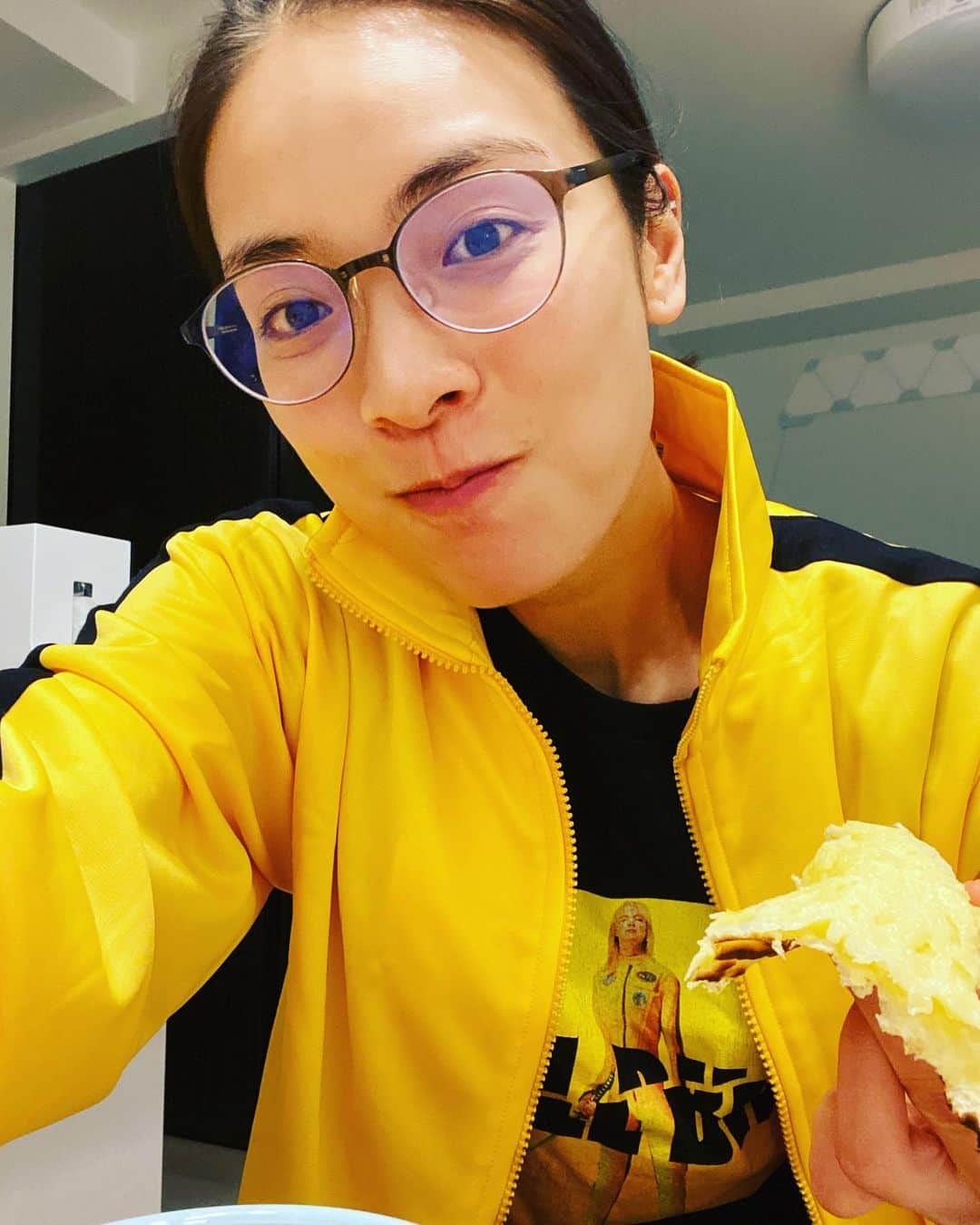 秋元才加さんのインスタグラム写真 - (秋元才加Instagram)「チーズナンばかり食べている‼️ 肌だけすこぶる綺麗になっていく日々。 皆に会いたーい🙏🙏🙏 #stayhomestaysafe」4月10日 19時14分 - areasayaka