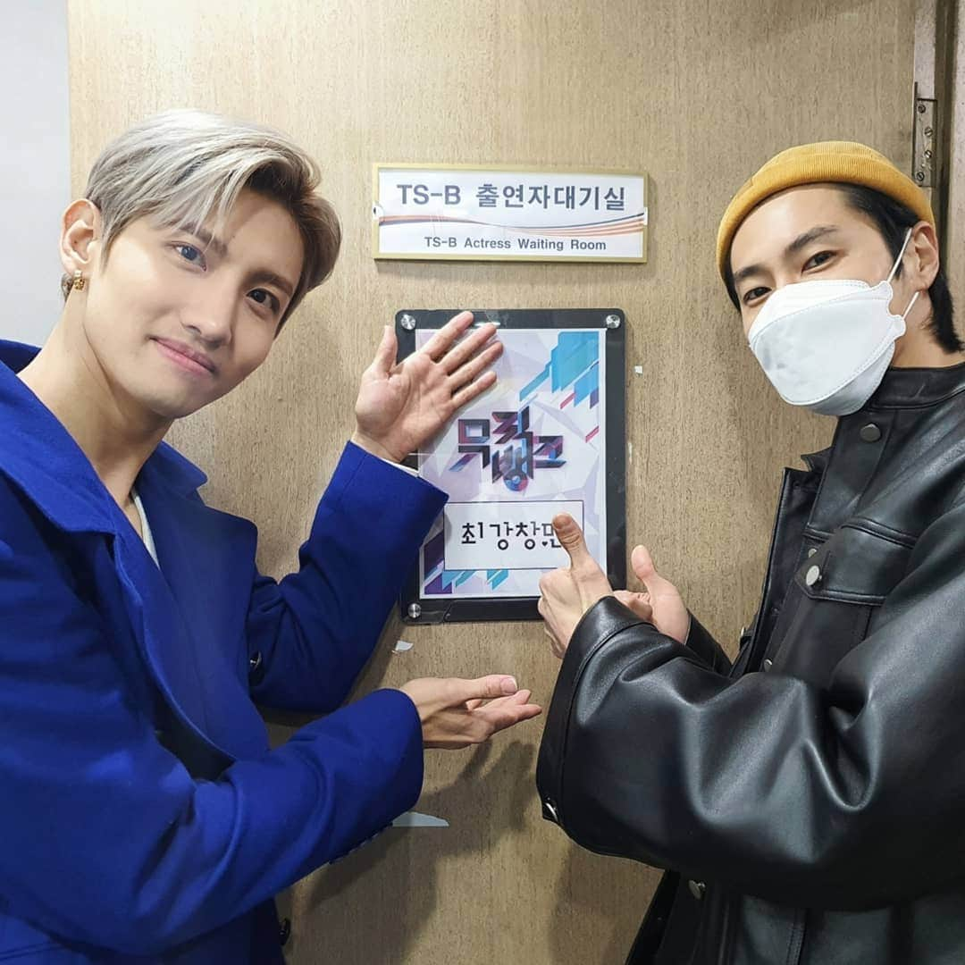 東方神起さんのインスタグラム写真 - (東方神起Instagram)「최강창민의 솔로 데뷔 무대를 응원하러 온 유노윤호!🥳🎉 #창민아_솔로데뷔축하한다아악 _ #MAX #최강창민 @changmin88 #U_Know #유노윤호 @yunho2154 #TVXQ! #동방신기 #東方神起 #MAX_Chocolate #최강창민_Chocolate」4月10日 19時06分 - tvxq.official