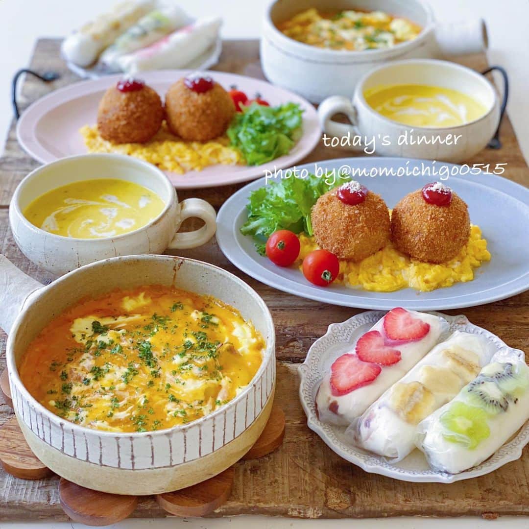 YASUKO TAKESUEさんのインスタグラム写真 - (YASUKO TAKESUEInstagram)「. こんばんは😊💕. おうちにある物で晩ごはん . グラタン皿のは ジャガイモとベーコンのグラタン. チーズが普通のが無くて💦シュレッドのチェダーチーズしか無かったから 凄い色になってしまいました😂笑 . . あとは 残りご飯に市販のミートソースを混ぜて簡単ライスコロッケ😆✨ . . 食後のおやつは @hitomi_kawakami さんが作られてた生春巻きのクレープ風☺️💕. 私も作ってみました〜😊✨ . フルーツと餡子入り😋♥️ . モッチモチでとっても美味しかったぁ〜😋👍💕 . また作ります😋✨✨ . . . . #晩ごはん#晩御飯#おうちごはん#夜ごはん#うちごはん#おうちごはんlover#食卓#手作りご飯#料理写真#器好き#器#献立#家庭料理#フーディーテーブル」4月10日 19時11分 - momoichigo0515