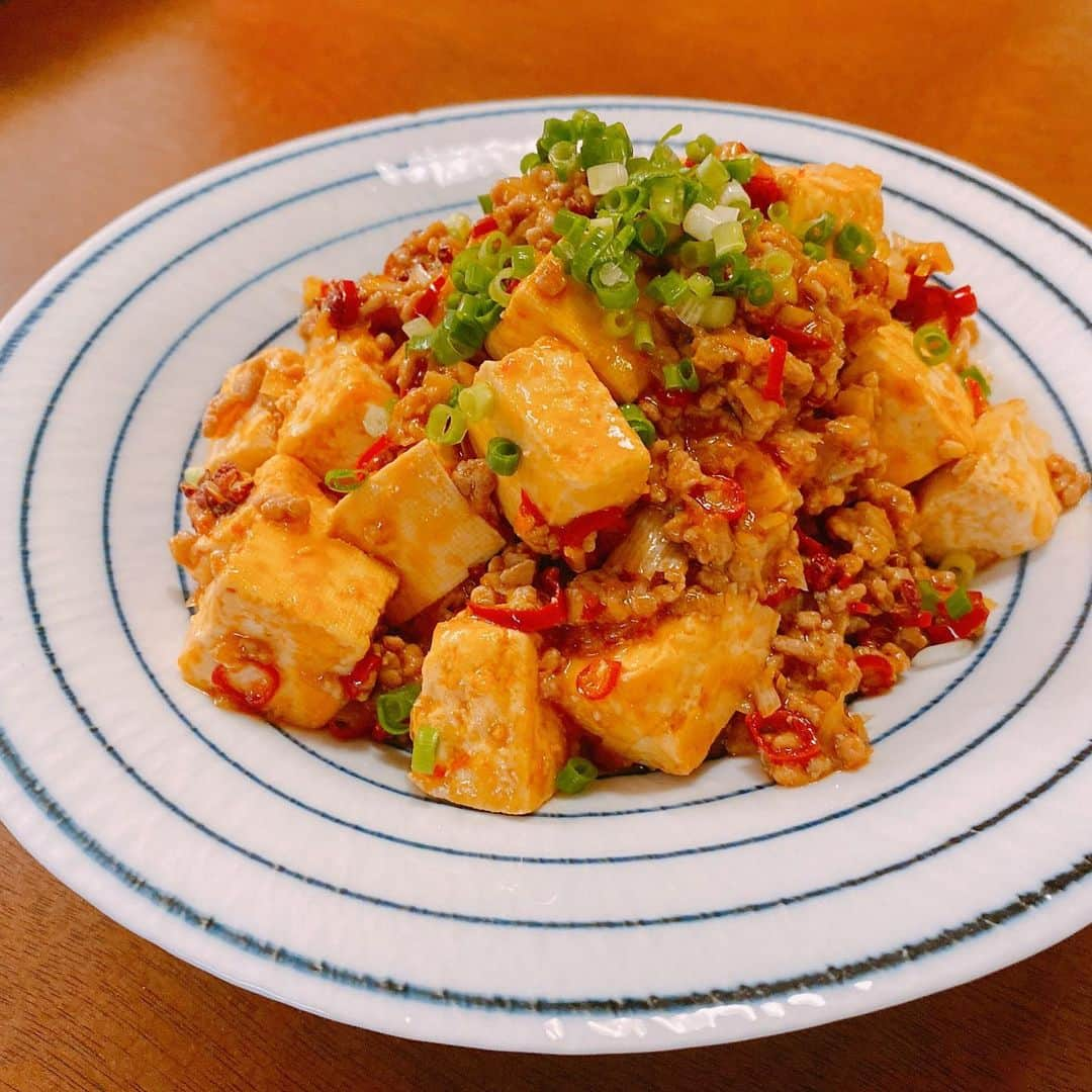 麻亜里さんのインスタグラム写真 - (麻亜里Instagram)「今日のメニューは ・麻婆豆腐 ・しまあじのお刺身 ・とろろ ・とり塩鍋🍲 最近は毎日鍋料理🍴☺️ . #麻亜里ごはん」4月10日 19時13分 - maari.0108