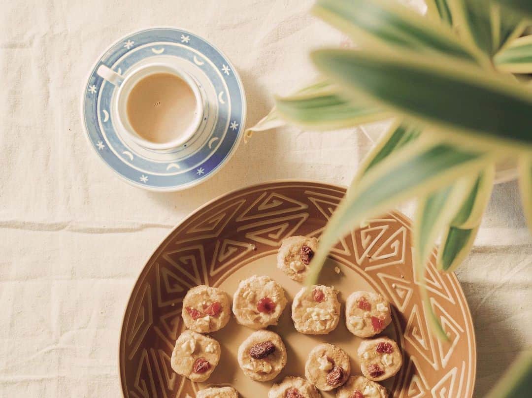 tammychannnさんのインスタグラム写真 - (tammychannnInstagram)「Home baked cookies n almond milk tea 𐂐 クランベリー/ラムレーズンのきなこクッキーとアーモンドミルクティー。おいしくできました♡ #おうちカフェ #tammy_athome」4月10日 17時47分 - tammychannn