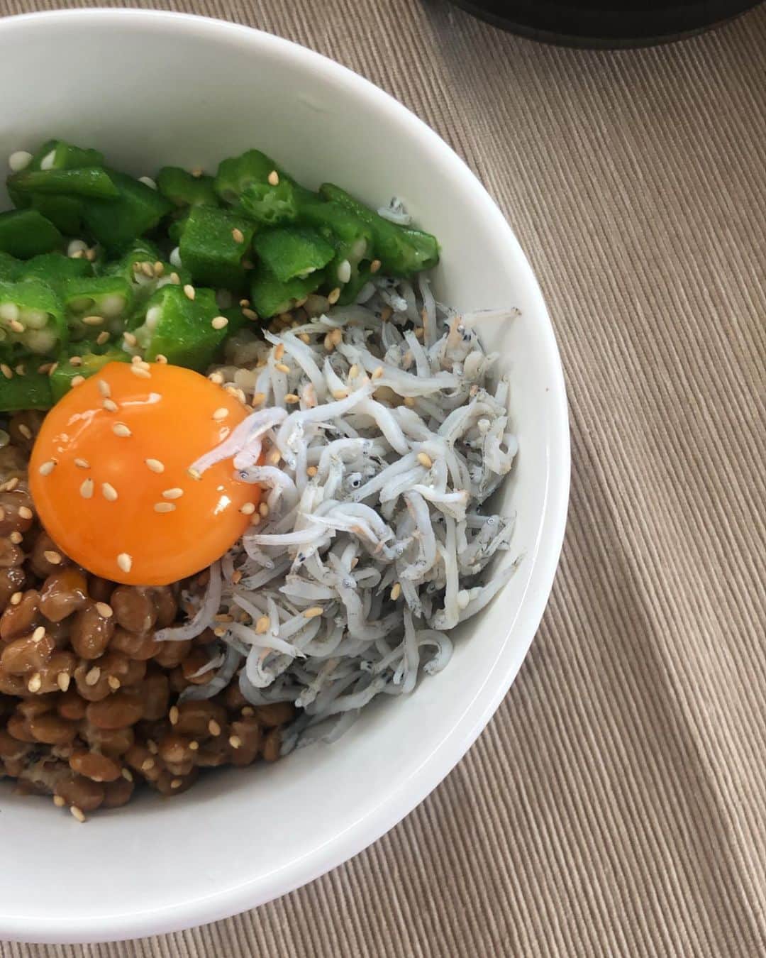 岩崎志保のインスタグラム：「一切自炊せずコンビニ飯やスーパーのお惣菜のみで生活し、1年で3回救急車に運ばれそのうち2回は入院するほど食生活が乱れに乱れていた1・2年前に比べるとだいぶ食生活水準がレベルアップした🔥 何が伝えたいって添加物だらけのもの食べ続けると本当に本当にほんとーにしんどい思いするからみんな気をつけてね、ってはなし😉 あの辛い思いをもう2度としたくないのでなるべく自炊心がけるようになったし、STAY HOMEのおかげで普段買わない食材買ってチャレンジしてみたりバリエーションも増えてきたよ〜今まで一切興味がなかったけど可愛い食器が欲しくなっている今日この頃です  #身体が喜ぶカラダ作り」