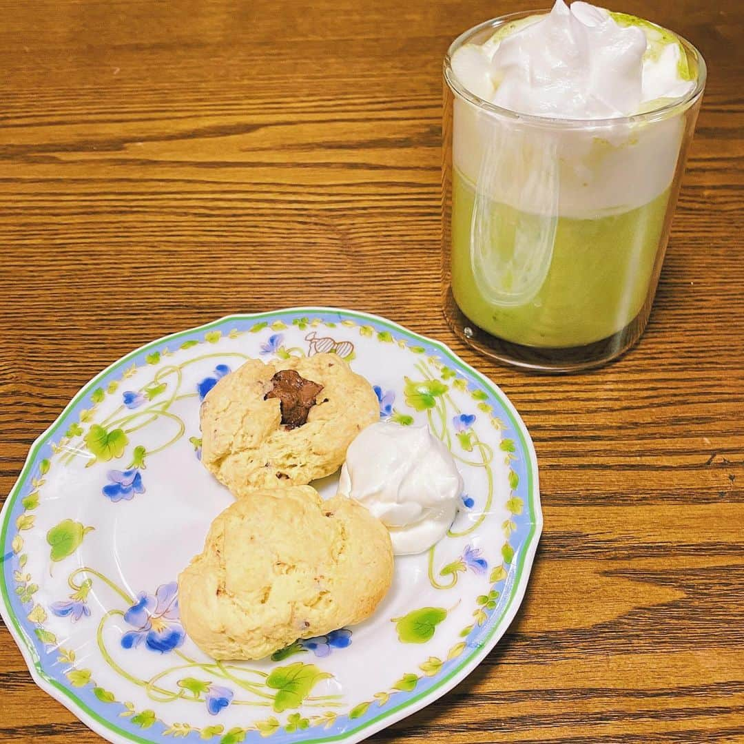 宮原華音さんのインスタグラム写真 - (宮原華音Instagram)「おうちでスタバ気分☕️💚 スコーンも生クリームも自分で作ってみた✌️ 簡単だし美味しい🤤 #starbucks #スタバ #スタバ気分 #おうちでスタバ気分 #おうちでスタバごっこ #おうちでスタバ風 #抹茶ティーラテ #スコーン #チョコレートチャンクスコーン #おうち時間　#抹茶すき #抹茶ラテ #スコーン作り #手作りスイーツ」4月10日 17時41分 - miyahara_kanon