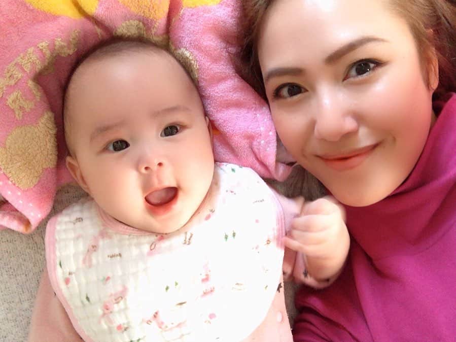 一木エリカのインスタグラム：「おうち時間🏠Stay Home. With this pretty girl 🍼 @emilybaby1111  #4monthbaby #babygirl #おうち時間 #stayhome #stayhomestaysafe #4か月ベビー #大きくなったね #babygrowing #コロナウイルスが早く終息しますように #hopecoronawillbegonesoon #生後４ヶ月」