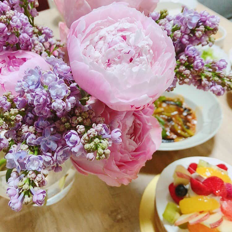 前田友香さんのインスタグラム写真 - (前田友香Instagram)「﻿ おうちに﻿ ﻿ お花があるだけで﻿ ﻿ 癒される🌸﻿ ﻿ ﻿ pink大好き💖 ﻿芍薬大好き💕 ﻿ ﻿ ﻿ #花のある暮らし #花のある生活  #花のある暮らしを楽しむ  #flower﻿ #花﻿ #食卓に花を #お洒落な暮らし #4月 #0405 #4月5日」4月10日 17時50分 - yukamaeda.maeyuka