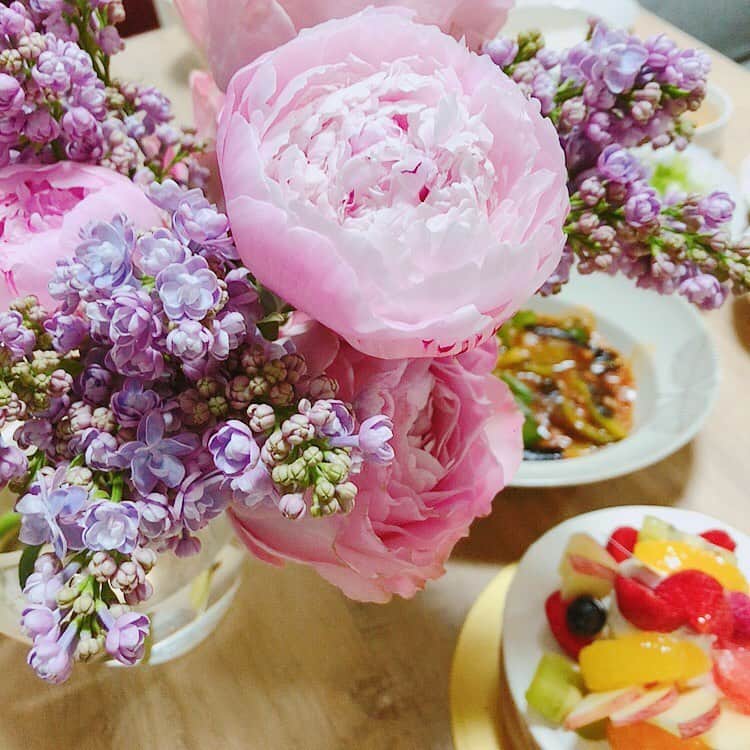 のインスタグラム：「﻿ おうちに﻿ ﻿ お花があるだけで﻿ ﻿ 癒される🌸﻿ ﻿ ﻿ pink大好き💖 ﻿芍薬大好き💕 ﻿ ﻿ ﻿ #花のある暮らし #花のある生活  #花のある暮らしを楽しむ  #flower﻿ #花﻿ #食卓に花を #お洒落な暮らし #4月 #0405 #4月5日」