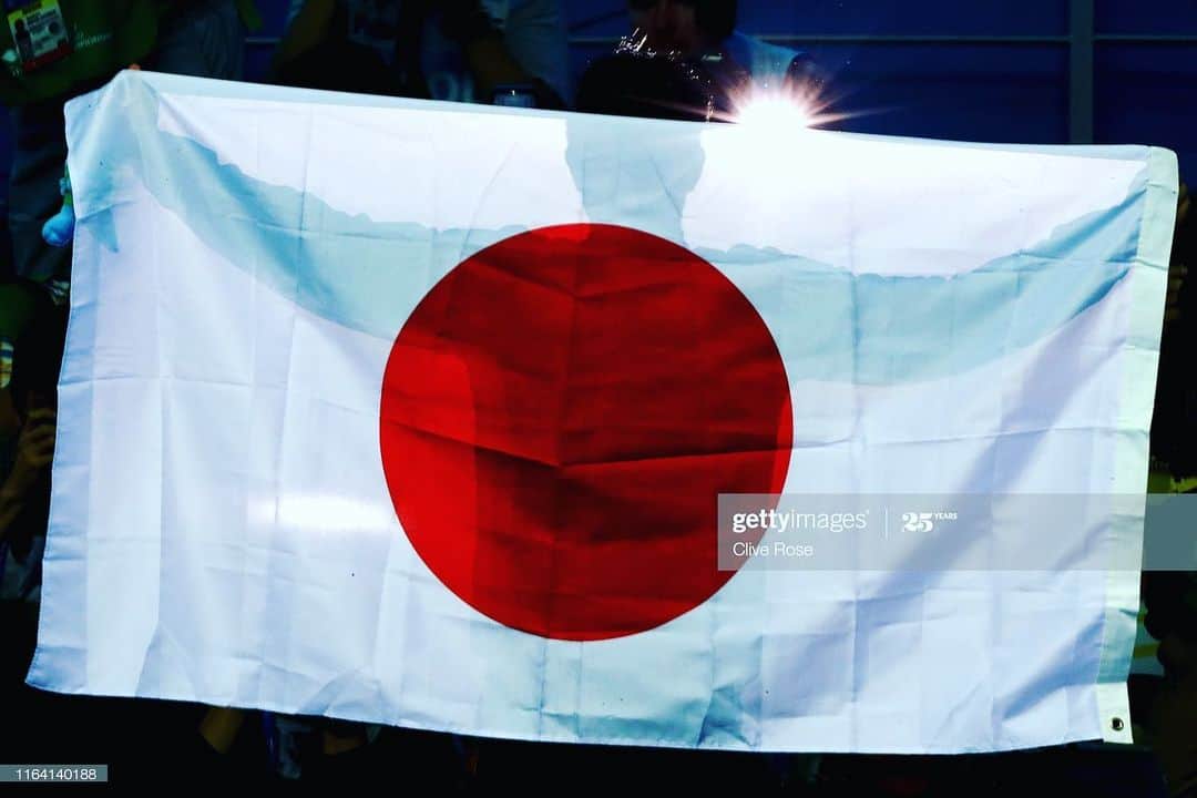 瀬戸大也さんのインスタグラム写真 - (瀬戸大也Instagram)「東京五輪の延期が決まり2週間が過ぎました。 その間に日本選手権の延期も決まり、自分の中で来年に向けての気持ちの整理ができず、今までコメントを出せずにいました。 覚悟を持って東京オリンピックに向けてトレーニングや調整をしてきたからこそ前向きな発言ができませんでした。延期が決まった時は喪失感で抜け殻になりました。自分はすぐ気持ちを切り替えて来年頑張りますなんて言えなかったし今でもまだ完全に切り替えられてない日々が続いています。コロナの関係もあり練習も全くしてない状態です。  これまで練習をしてきて積み上げて来たことはタイムとして証明できているので今後どうしたら今年以上にタイムを縮め、オリンピックで金メダルという夢を叶えられるか考えたいと思います。  オリンピックは自分にとって何ものにも代えがたい夢の舞台です。こんな思いや経験をさせてくれるのもオリンピック。 来年でも再来年でもいつやっても絶対に金メダル獲ってやると強い気持ちを少しずつ作っていき、また再スタートをします！  #ANA #JSS #TeamVISA #VISA #ajinomoto #arena #bose #pandg #P&G #swimming #olympic #tokyo2020」4月10日 17時57分 - daiya_seto