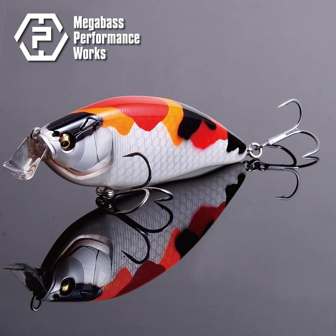 Megabass Inc.のインスタグラム：「少数精鋭、ファクトリーマイスターたちによるテクニカルオペレーション「メガバスパフォーマンスワークス」。 ついにBIG  SLAPの登場です。 BIG SLAPは、ギルやフナ等の大型ベイトをイミテートしたマグナムサイズシャッド。フラットサイドにシェイプされたボディと、低重心に配置された高比重ウエイトが生み出すローリングアクションの相乗効果により、強烈なフラッシングを発生。圧倒的な明滅アピールでモンスターフィッシュのバイトを誘発します。 https://jp.megabassstore.jp/mpw_bigslap/  #メガバス #megabass #Mymegabass #MPW #MegabassPerformanceWorks #メガバスパフォーマンスワークス #BigSlap #ビッグスラップ #マグナムサイズシャッド」