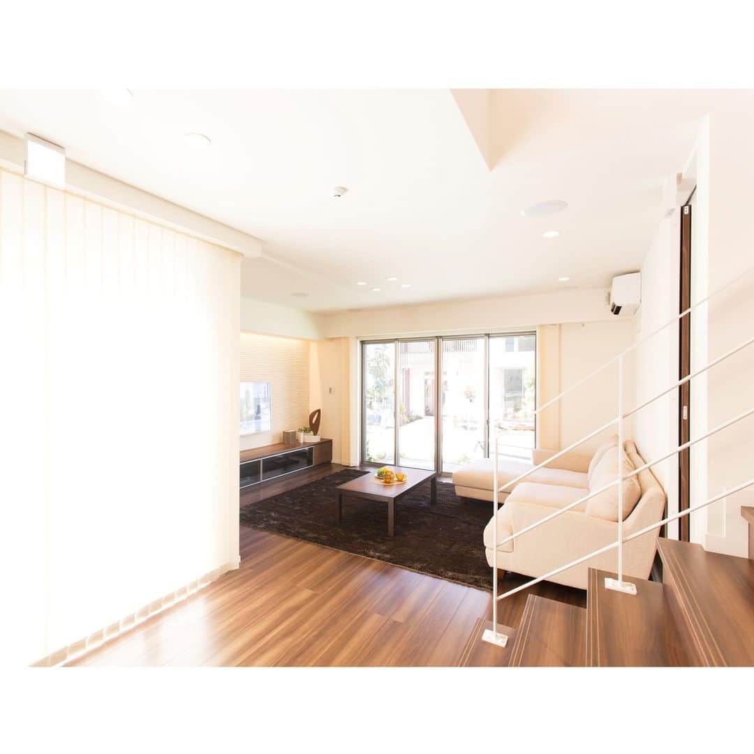 タマホーム株式会社さんのインスタグラム写真 - (タマホーム株式会社Instagram)「大きな窓から差し込む光が明るいリビング。 リビング階段にはスチールの手摺を採用してヌケのある開放感をアップ！ 白×ブラウンの爽やかな空間が広がります。 ‐ - - - #リビング #リビングインテリア ##livingroomdecor  #3階建て #屋上のある家 #interiordesign  #施工事例 #モデルハウス #タマホーム #シンプルモダン #housedesign  #2世帯住宅 #マイホーム計画 #家づくり #リビング階段 #上質な暮らし #おしゃれな家」4月10日 18時00分 - tamahome_official