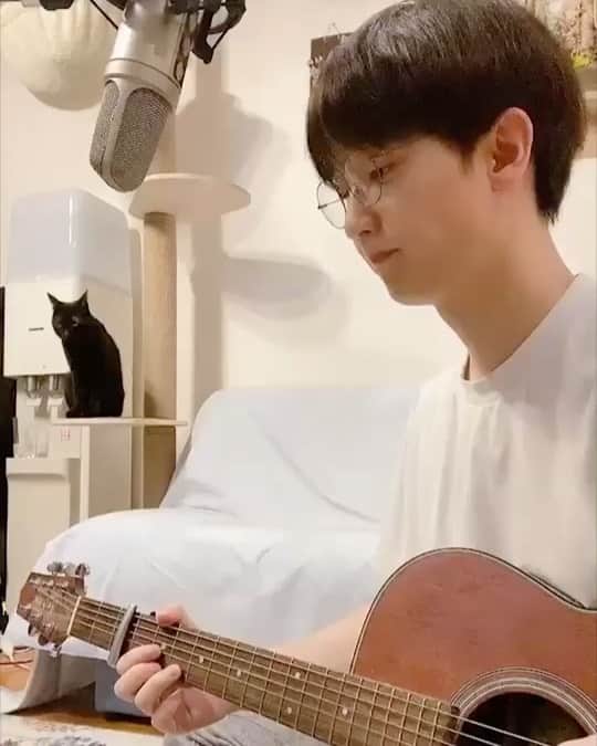佐香智久のインスタグラム：「こんな時だからこそ愛を忘れずに。 天月くんに楽曲提供した曲「きっと愛って」を弾き語りで💡」
