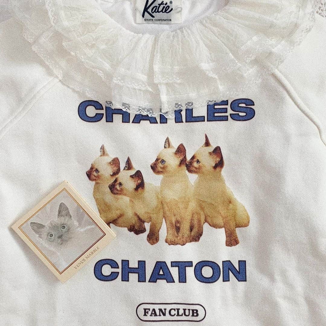 RiLiさんのインスタグラム写真 - (RiLiInstagram)「1枚でもレイヤードでも😍【CharlesChatonの猫スウェット】🐈💕 ..... 【CharlesChaton（シャルルシャトン）の猫スウェット】がかわいいってウワサ🐈💕今季流行り中のプリントトップスだから旬なコーデができちゃうよ🤤🎀 猫と「CharlesChaton」のロゴデザインが最高ッ❣️1枚でさらっと着るのもいいけど、タートルネックや襟つきのインナーとレイヤードするのもオススメだよ🙆‍♀️💓 ガーリーコーデにONして甘すぎず、カジュアルすぎないコーデを楽しむのもよし、完全カジュアルにまとめてみてもよし❣️とにかくどんな系統のコでも楽しめるからチェックしてみてね😻 ❣❣❣❣❣ サイトやSNSで掲載させていただくお写真募集中😘📸 かわいいコーデやアイテム、注目スポットなどが撮れたら、ハッシュタグ→#rili_tokyo  を付けて投稿❗ ． Special Thanks💋 Photo by @cyocobi @ykn__1220 @__unecerise915__ @nnn_xoxo @lolitail @elliouss @mizusng @elliouss @__betty_kii ． #春 #CharlesChaton #シャルルシャトン #猫スウェット #スウェット #スウェットコーデ #プリントスウェット #猫T #春コーデ #  #ワントーンコーデ #シンプルコーデ  #カジュアルコーデ #ガーリーコーデ #置き画 #置き画くら部 #今日のコーデ #コーデ #コーディネート #RiLi  #おしゃれさんと繋がりたい #お洒落さんと繋がりたい #ファッション #패션스타그램 #ootd #outfit」4月10日 18時01分 - rili.tokyo