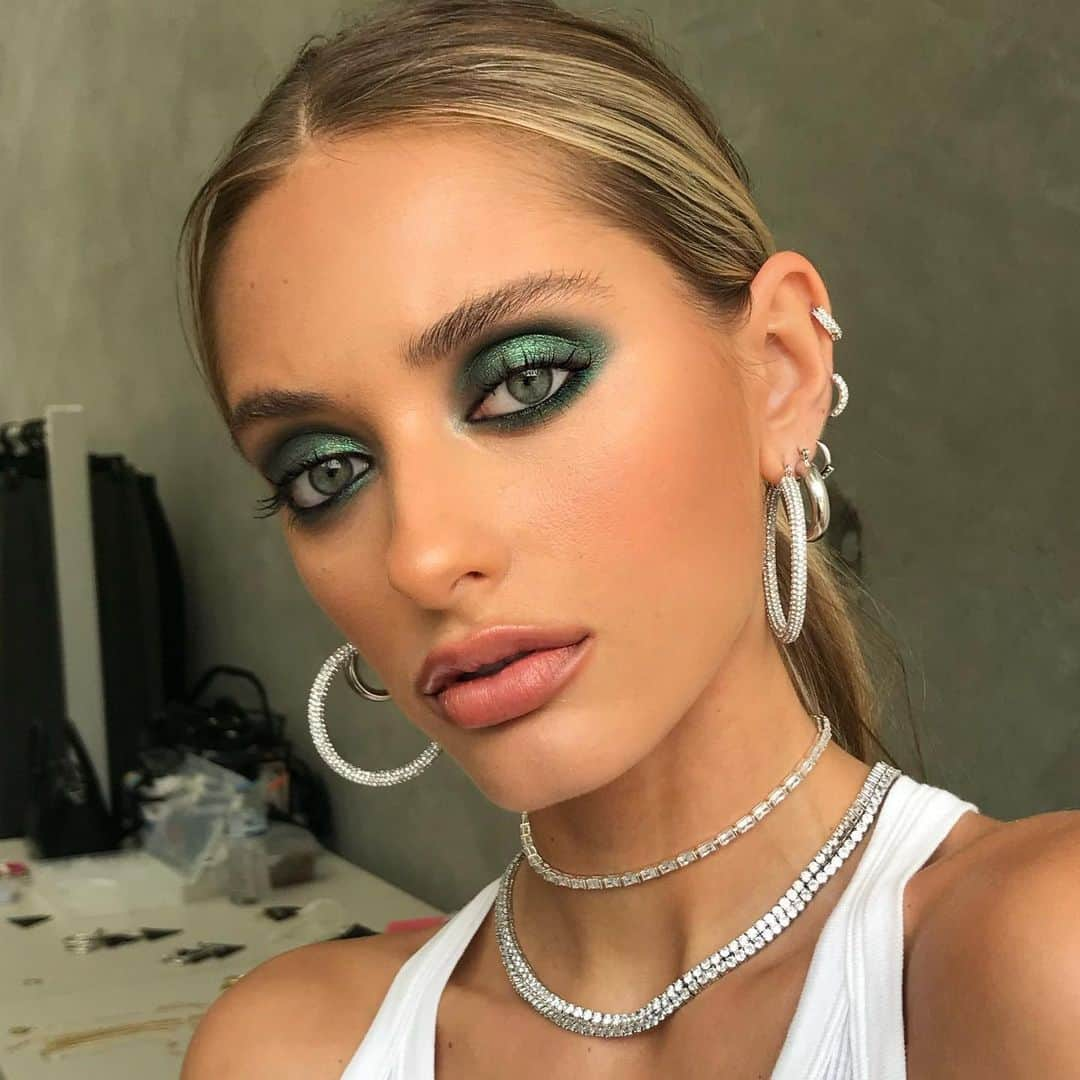 Ania Milczarczykのインスタグラム：「Green from @patmcgrathreal ‘Mothership ll Sublime’ palette. There’s nothing from Pat I don’t love but the palettes are definitely something. Besides the black water line the rest of the eye is just the one shadow, these colours are amazing they create so much dimension from how must they glisten / change colours in the light. Again, feel free to ask me a question on this look // @saskiateje from a shoot for @luvaj #makeup」