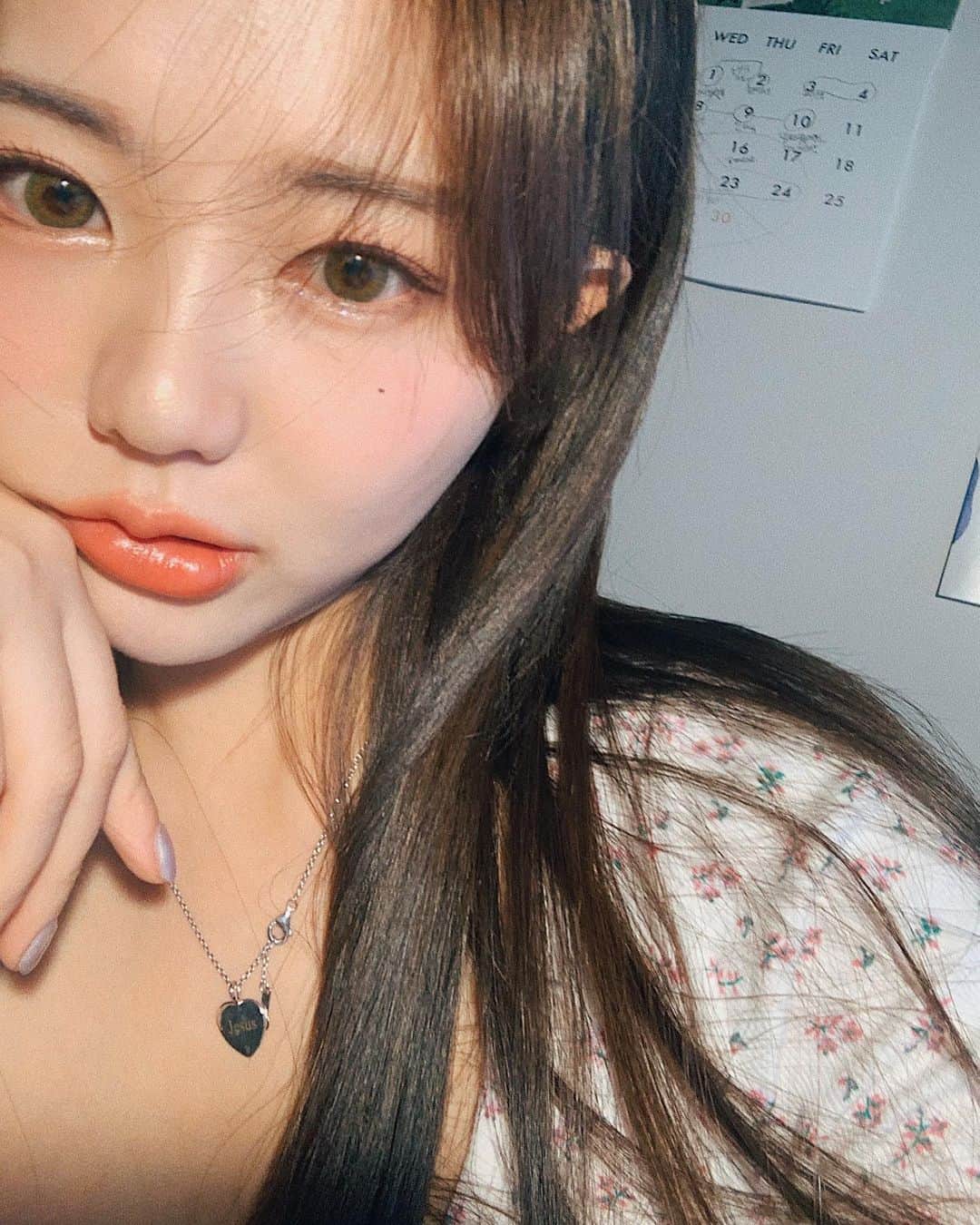 ホン・ヨンギさんのインスタグラム写真 - (ホン・ヨンギInstagram)「여러분 🦋 요즘 유튜브 콘텐츠 고갈인데 어떤 영상을 원하시나요..?😌💓 일단 스타일난다 룩북 촬영하려고 주문 싹 해놨는데 배송이 4/20일 이후에 도착이라네요 😭💧 그래서 이 영상은 좀 걸릴 것 같고 ㅠㅠ 어떤컨텐츠 영상을 원하시나용..?! 그리고 오늘 저녁 12시 쿠션 마감하는거 아시죠 ! 아참 그리고 오늘 #물광패드 #애착립 전컬러 모두 재입고 됐어용 🔥🔥 그동안 입고 기다리셨던 분들은 달려주세요 !!💕💕」4月10日 18時07分 - kisy0729