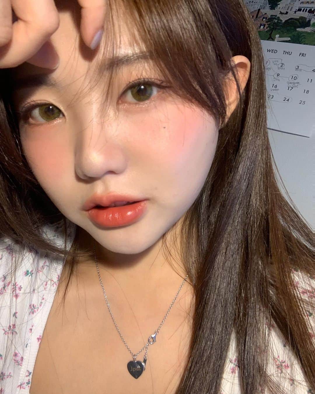 ホン・ヨンギさんのインスタグラム写真 - (ホン・ヨンギInstagram)「여러분 🦋 요즘 유튜브 콘텐츠 고갈인데 어떤 영상을 원하시나요..?😌💓 일단 스타일난다 룩북 촬영하려고 주문 싹 해놨는데 배송이 4/20일 이후에 도착이라네요 😭💧 그래서 이 영상은 좀 걸릴 것 같고 ㅠㅠ 어떤컨텐츠 영상을 원하시나용..?! 그리고 오늘 저녁 12시 쿠션 마감하는거 아시죠 ! 아참 그리고 오늘 #물광패드 #애착립 전컬러 모두 재입고 됐어용 🔥🔥 그동안 입고 기다리셨던 분들은 달려주세요 !!💕💕」4月10日 18時07分 - kisy0729