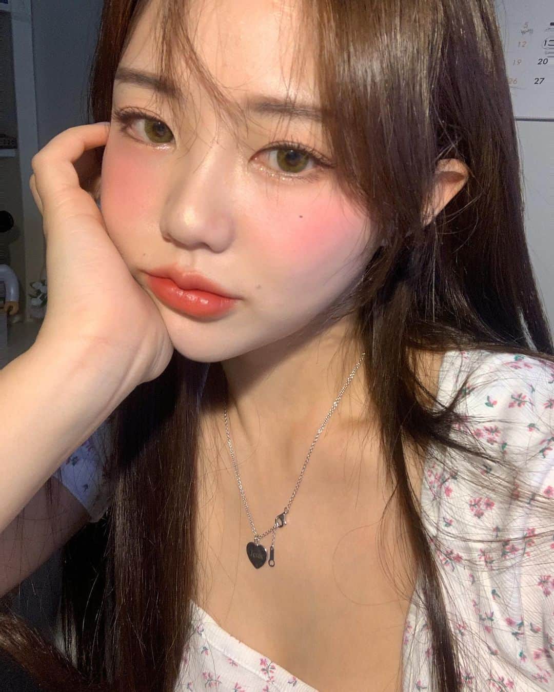 ホン・ヨンギさんのインスタグラム写真 - (ホン・ヨンギInstagram)「여러분 🦋 요즘 유튜브 콘텐츠 고갈인데 어떤 영상을 원하시나요..?😌💓 일단 스타일난다 룩북 촬영하려고 주문 싹 해놨는데 배송이 4/20일 이후에 도착이라네요 😭💧 그래서 이 영상은 좀 걸릴 것 같고 ㅠㅠ 어떤컨텐츠 영상을 원하시나용..?! 그리고 오늘 저녁 12시 쿠션 마감하는거 아시죠 ! 아참 그리고 오늘 #물광패드 #애착립 전컬러 모두 재입고 됐어용 🔥🔥 그동안 입고 기다리셨던 분들은 달려주세요 !!💕💕」4月10日 18時07分 - kisy0729