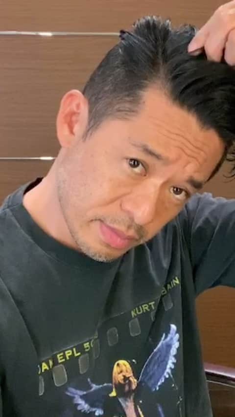 青木大輔のインスタグラム：「普段から僕は自分でカットしているので、 みなさんが自宅でカットするなら参考になれば！🙏🏽 必要な物は、 ○バリカン(長さ調節できたら👍🏽) ○髪切るハサミ ○セニング(すきバサミ) ○ドライヤー ○コーム(くし) です！ ちゃんとシャンプーなどして髪が濡れてる状態からスタートしましょう！！ … ポイントは前髪が長く残してあるので、前髪の高さが出せて動きもつけられます🙌🏽 分からないことなどは質問してください！ … 不慣れで上が見切れてますが😅 次は改善します！！」