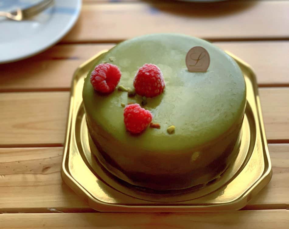 池田るりさんのインスタグラム写真 - (池田るりInstagram)「. @louange.tokyo のピスターシュ✨  WTPC世界大会を優勝した藤田氏考案の究極のピスタチオケーキで、ピスタチオ好きにはたまらない美味しさでした😭💕 おうち時間が続いていますが、この美味しいケーキで癒された😍甘いものって幸せ‥☺️💕 . . ちなみにこちらのケーキは 『Believe bright future ～明るい未来を信じよう～』 をスローガンに掲げている特別企画商品で、商品代金の10%が国境なき医師団へ寄付されるんだそう✨✨ 素敵な企画ですよね🥺 . ご紹介いただいた超美人プレスの @ri9535sa ちゃんありがとう💕 . . #ルワンジュ東京 #ルワンジュトウキョウ #louangetokyo #ピスターシュ #ピスタチオ #ケーキ #cake #sweets #pistachio #アントルメ #コロナに負けるな #おうち時間 #おやつ #おやつタイム #dessert #デザート #幸せタイム #お取り寄せ #お取り寄せスイーツ #寄付 #国境なき医師団」4月10日 18時15分 - ruri_ikeda