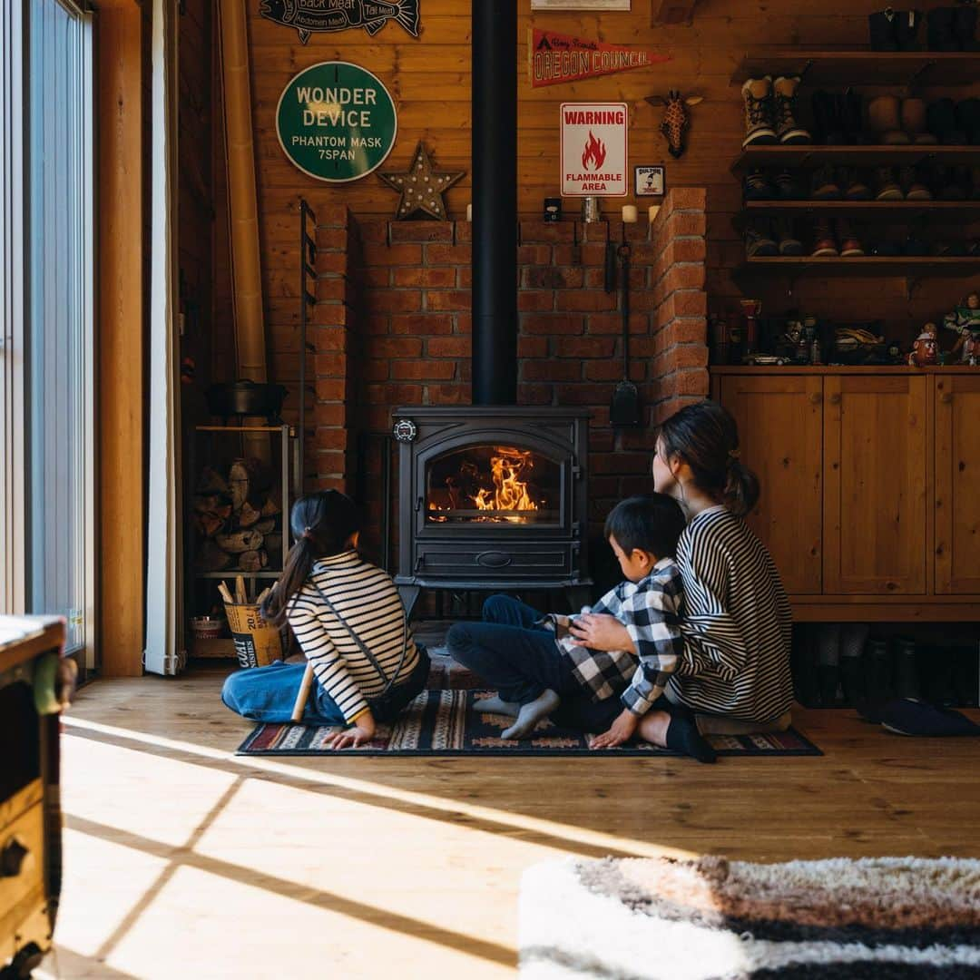 BESSの家さんのインスタグラム写真 - (BESSの家Instagram)「薪ストーブの火を見ながら、子どもたちと今日あったことなどを話す。「忙しい毎日だけど、この時間は私にとっての癒やしです」。 . https://www.bess.jp/ . #BESSの家 #住むより楽しむBESSの家 #住むより楽しむ #スローライフ #ワンダーデバイス #木の家 #ログハウス #BESSオーナーの暮らし #BESSユーザーの暮らし #LOGWAY #梺ぐらし #暮らし #暮らしを楽しむ #薪ストーブ #子どものいる暮らし」4月10日 18時16分 - bess_slowlife