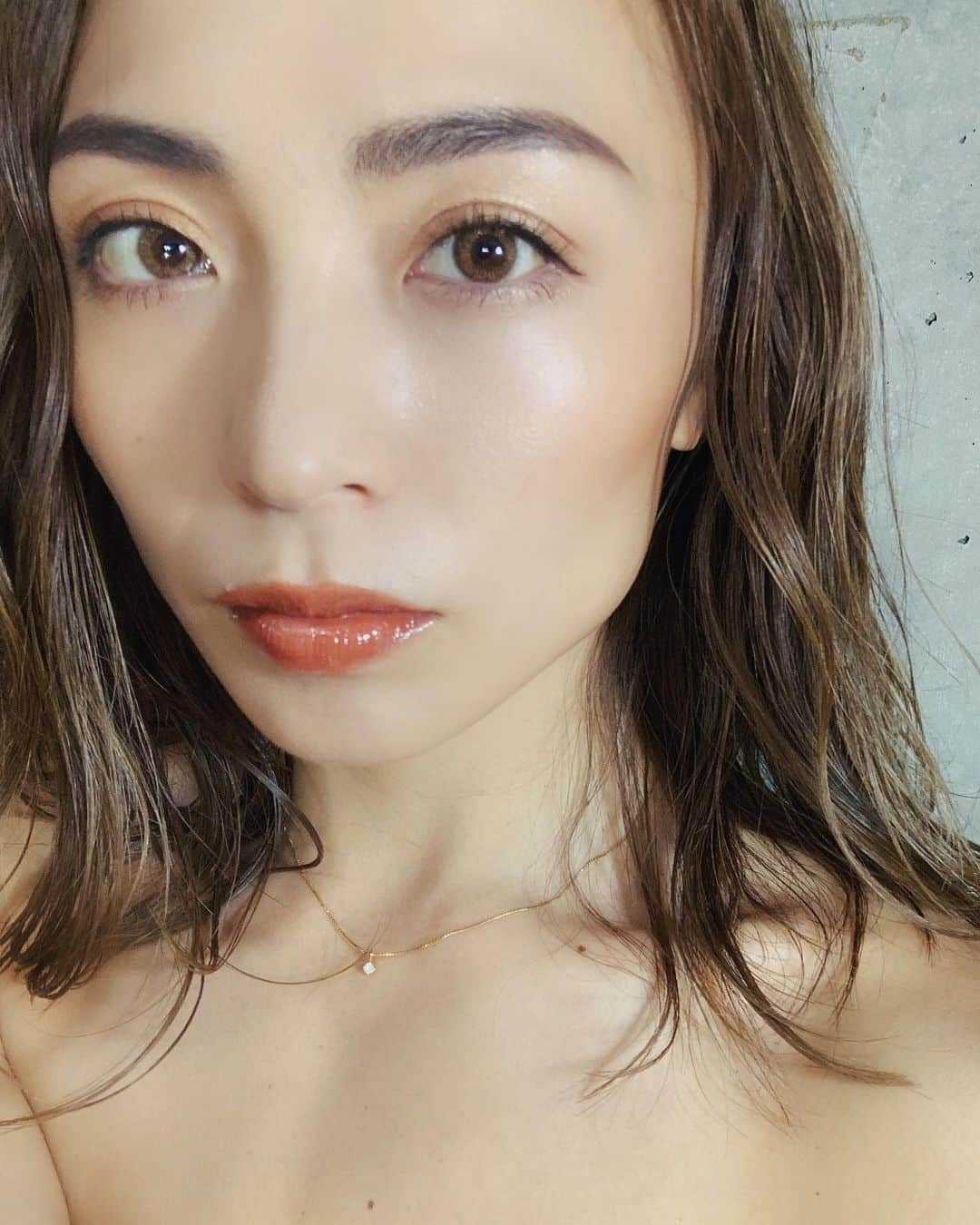 里見茜さんのインスタグラム写真 - (里見茜Instagram)「美容室にも行けないし、これをきっかけに髪を伸ばそうかな👀 メイクは少し前の @shiochan_7  そろそろ会いたいね🥺💗 *  #伸ばそうか#切ろうか#悩みどころ#ヘアー #しおちゃんに会いたい#今日この頃#make#hair」4月10日 18時17分 - satomiakane