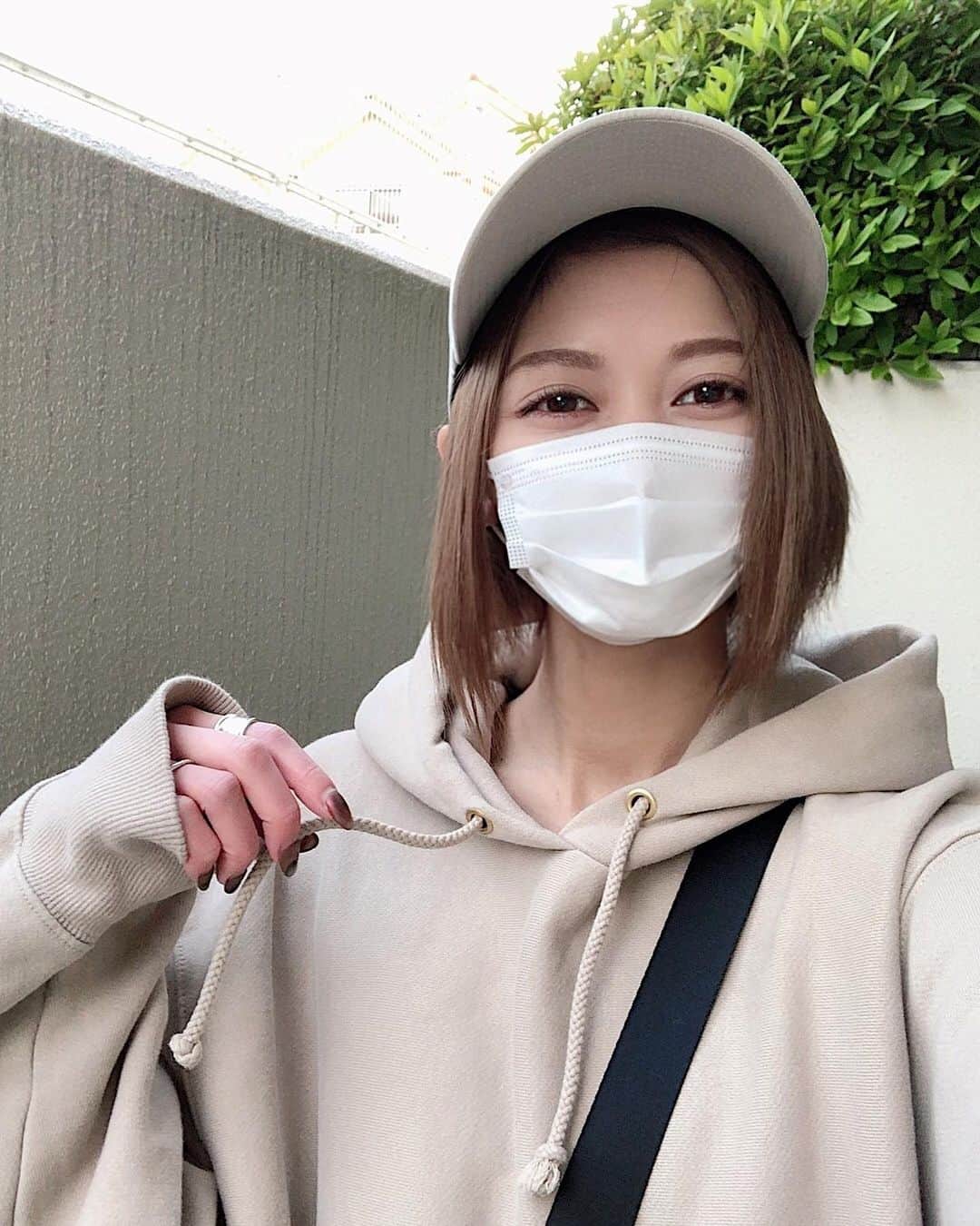 kazuki youdaのインスタグラム：「_  スーパー行ってちょろっと散歩して そそくさ帰ってきたそんな1日☺️ .  ほぼすっぴんで髪の毛もなんも してないからこーゆう時被り物が とっても活躍する🤣 買っててよかったシリーズ🧏🏻‍♀️ _  @emoda_snap  @emoda_official  #EMODA」