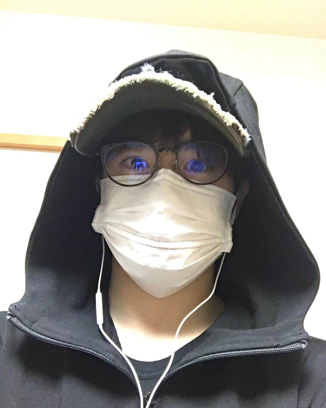 のインスタグラム：「よし。 久々に外出するか。 (近くのスーパーへ材料のまとめ買い)  #コロナ対策」