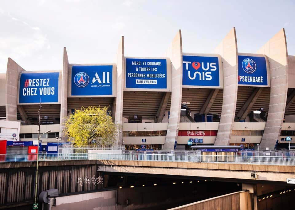 パリ・サンジェルマンFCさんのインスタグラム写真 - (パリ・サンジェルマンFCInstagram)「❤️💙 #PSGengagé . 🏟🙏 Parc des Princes pays tribute to those fighting the #COVID19 🏟️🙏 Le Parc des Princes rend hommage aux personnes mobilisées face à la crise du #COVID19 . 🏥 APHP 𝙏𝙊𝙐𝙎 𝙐𝙉𝙄𝙎 . 🏡 #StayAtHome #RestezChezVous . #ICICESTPARIS #AllezParis #PSG #ParisSaintGermain #Paris #Football」4月10日 18時27分 - psg